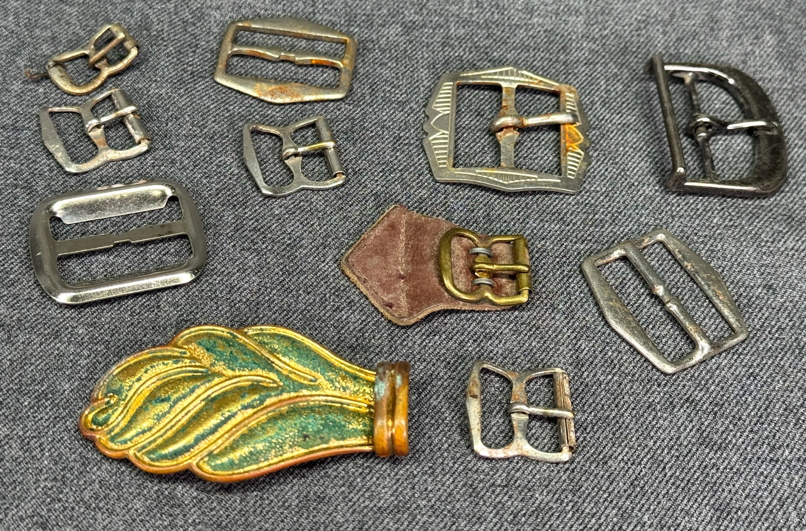 Antique small & miniature belt buckles. Lot of 11: IN HOUSE FLAT SHIPPING & HANDLING COST WITHIN ALL THE U.S. : $7 To bypass LiveShipping, and use our In-House shipping service for $7 or shipping combined for multiple lots, please select “Arrang