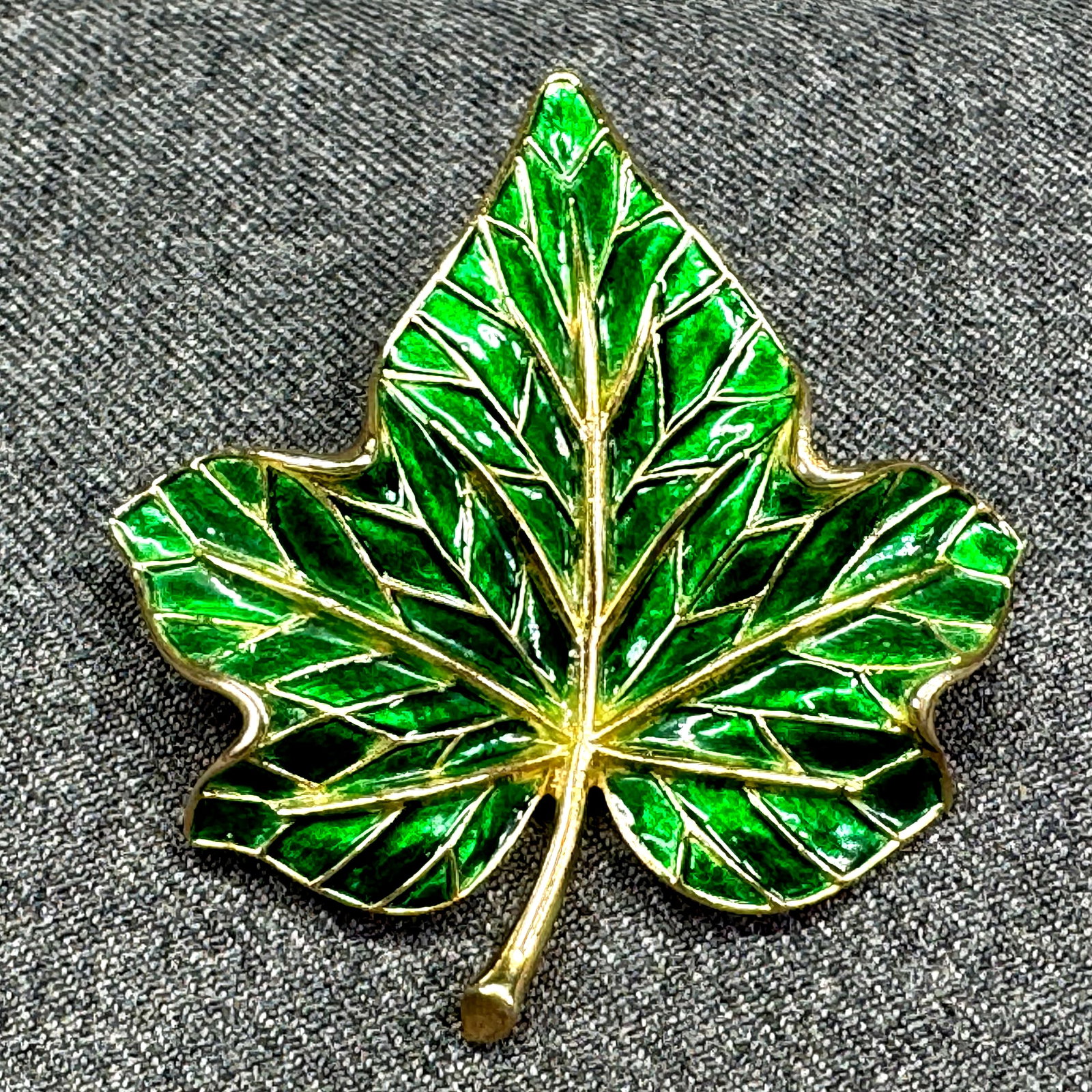 Vintage Crown Trifari Green Enamel Maple Leaf Brooch Pin. Marked. *h: Vintage Crown Trifari Green Enamel Maple Leaf Brooch Pin. Marked. For measures please refer to the pictures taken with a measuring tape. Weight: 15 Grams. IN HOUSE FLAT SHIPPING & HANDLING COST WITHIN