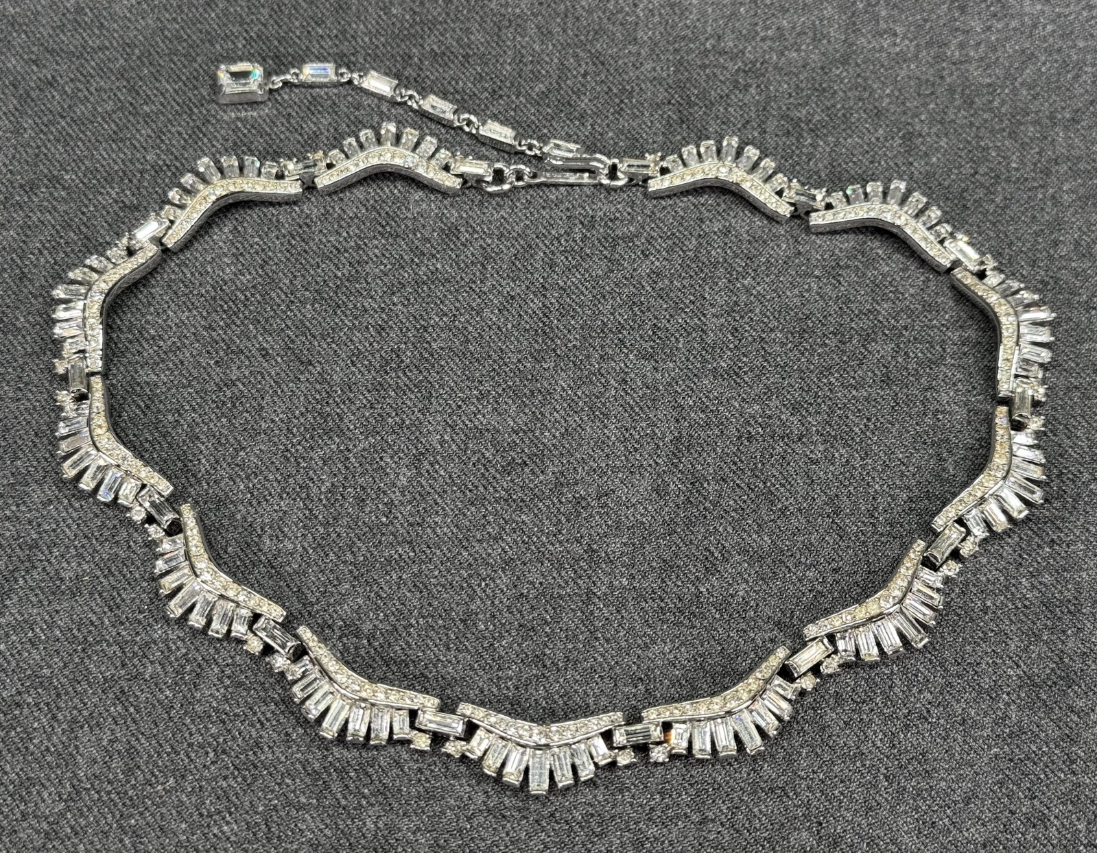 Vintage Crown Trifari Alfred Philippe Baguette Rhinestone Choker Necklace. *j: Vintage Crown Trifari Alfred Philippe Baguette Rhinestone Choker Necklace. The rhodium / silver-tone finish. Marked. For measures please refer to the pictures taken with a measuring tape. Weight: 38 G