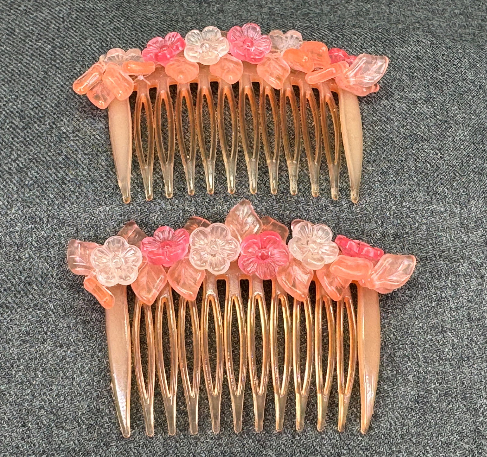 Vintage 1970s Buch + Deichmann Denmark Plastic Floral Hair Combs Set. *J: Vintage 1970s Buch + Deichmann Denmark Plastic Floral Hair Combs Set. Coral, pink & clear. Marked. For measures please refer to the pictures taken with a measuring tape. Weight: 14 Grams IN HOUSE FLAT