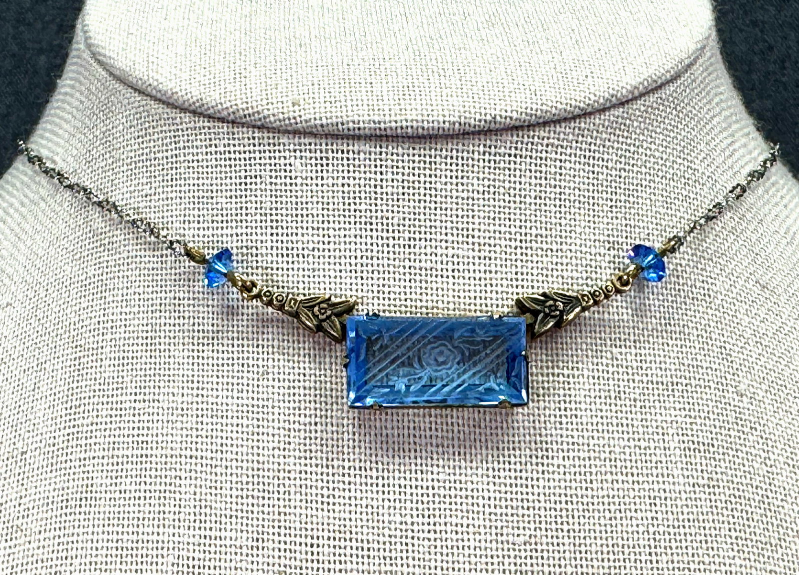 Antique Art Deco Blue Glass Intaglio Floral Bar Choker Necklace. *J: Antique Art Deco Blue Glass Intaglio Floral Bar Choker Necklace. Unmarked. For measures please refer to the pictures taken with a measuring tape. Weight: 6 Grams IN HOUSE FLAT SHIPPING & HANDLING COST