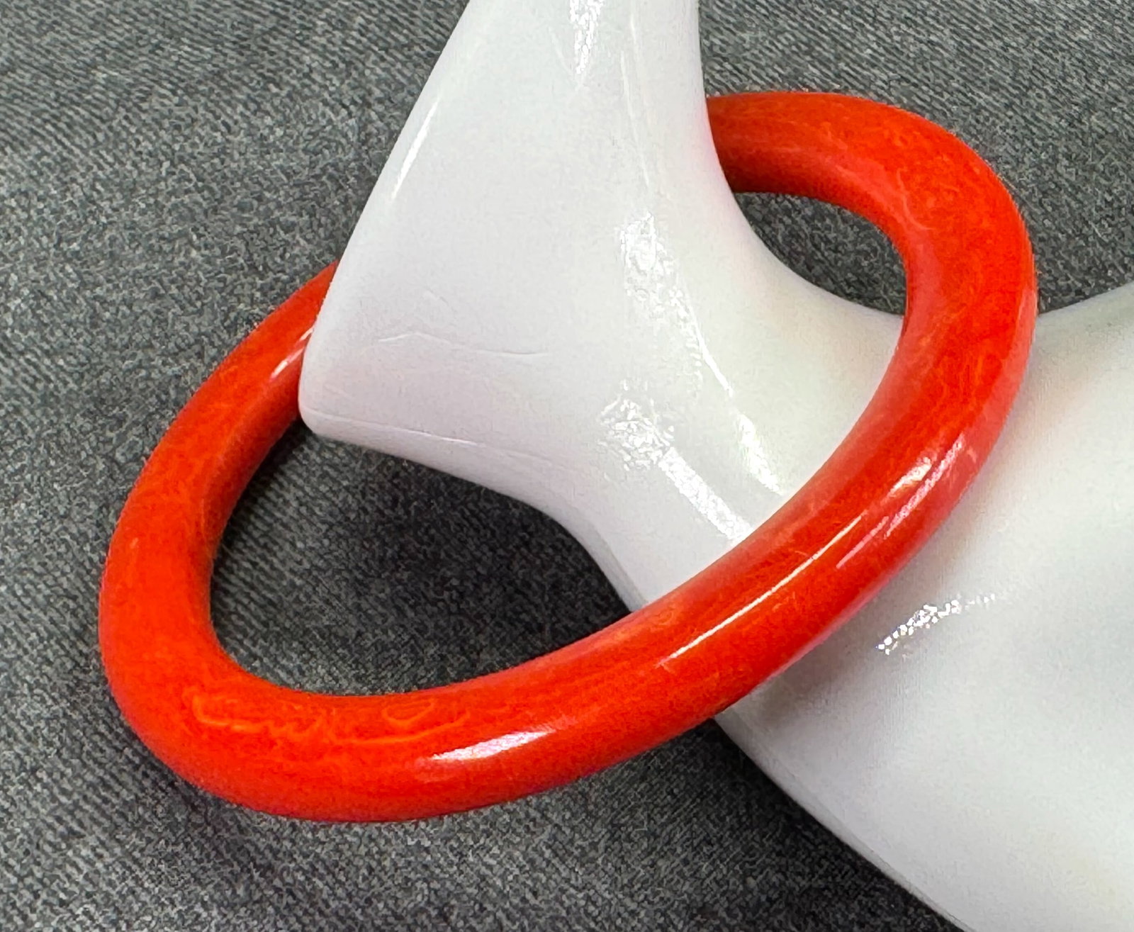 Vintage Marbled Red Bakelite Bangle Bracelet. *J: Vintage Marbled Red Bakelite Bangle Bracelet. Unmarked. For measures please refer to the pictures taken with a measuring tape. Weight: 21 Grams IN HOUSE FLAT SHIPPING & HANDLING COST WITHIN ALL THE U.