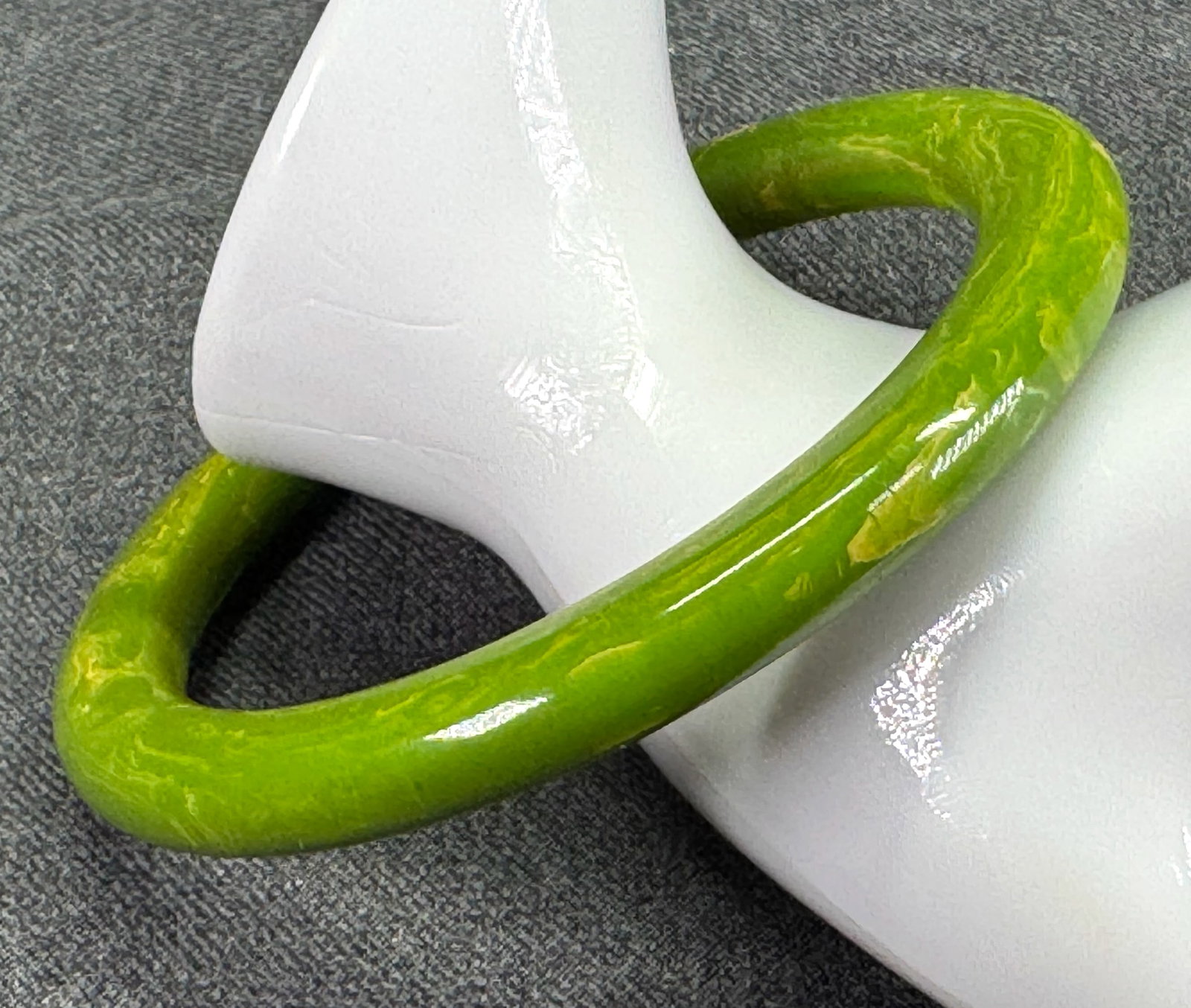 Vintage Marbled Spinach Green Yellow Bakelite Bangle Bracelet. *J: Vintage Marbled Spinach Green Yellow Bakelite Bangle Bracelet. Unmarked. For measures please refer to the pictures taken with a measuring tape. Weight: 21 Grams IN HOUSE FLAT SHIPPING & HANDLING COST 