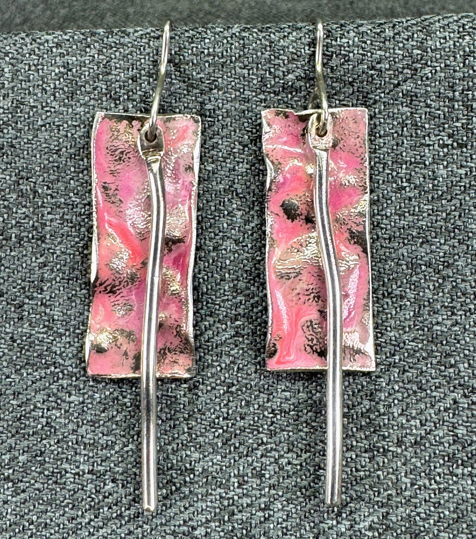 Vintage Artisan Abstract Geometric Abstract Hook Earrings. *J: Vintage Artisan Abstract Geometric Abstract Hook Earrings. Pink Enamel & Silver-tone . Unmarked. For measures please refer to the pictures taken with a measuring tape. Weight: 8 Grams IN HOUSE FLAT SH