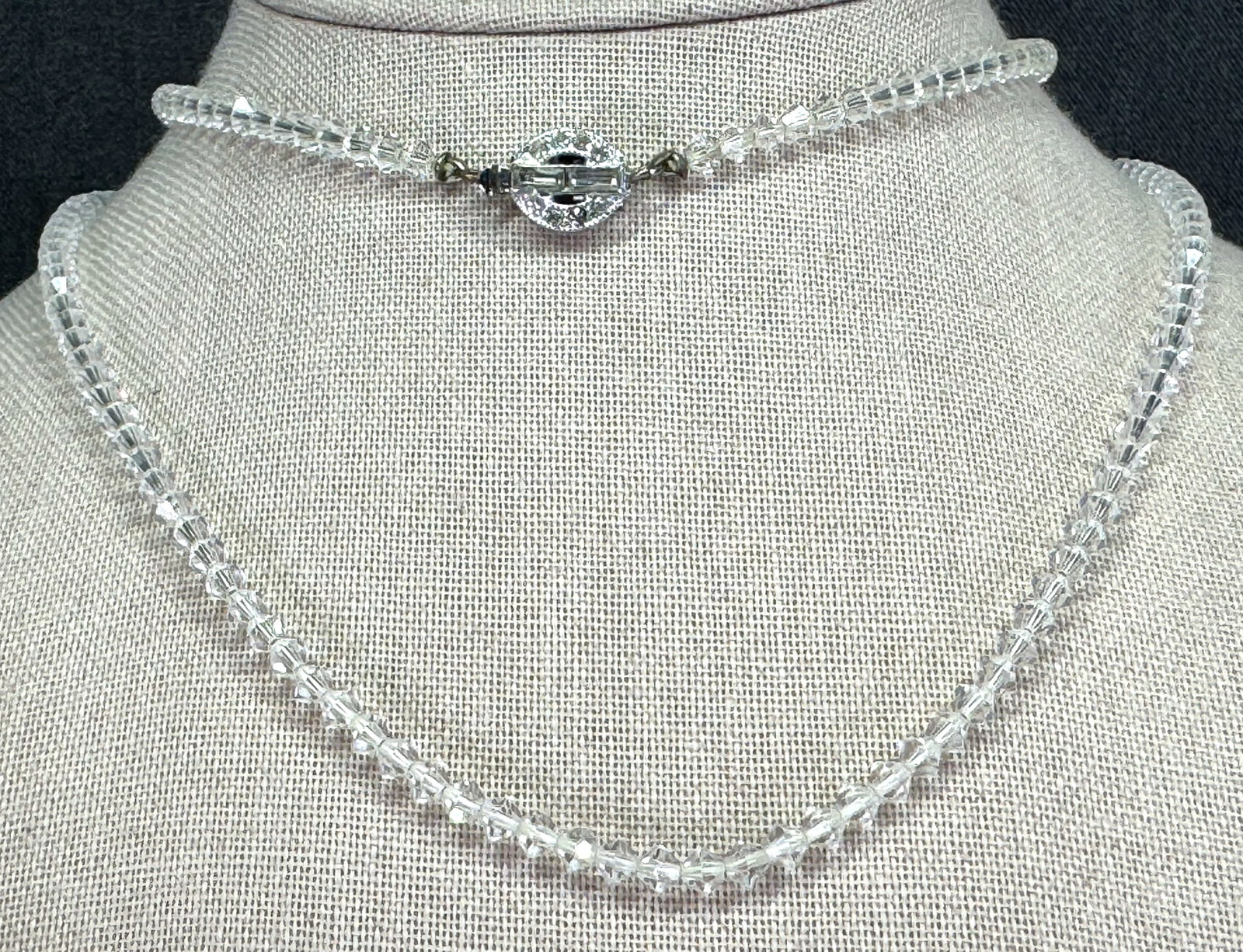 Vintage Art Deco Style Faceted Clear Crystal Bead Necklace. Jeweled Clasp. *J: Vintage Art Deco Style Faceted Bicone Clear Crystal Bead Necklace. Jeweled Clasp. Unmarked. For measures please refer to the pictures taken with a measuring tape. Weight: 17 Grams IN HOUSE FLAT SHIPPI