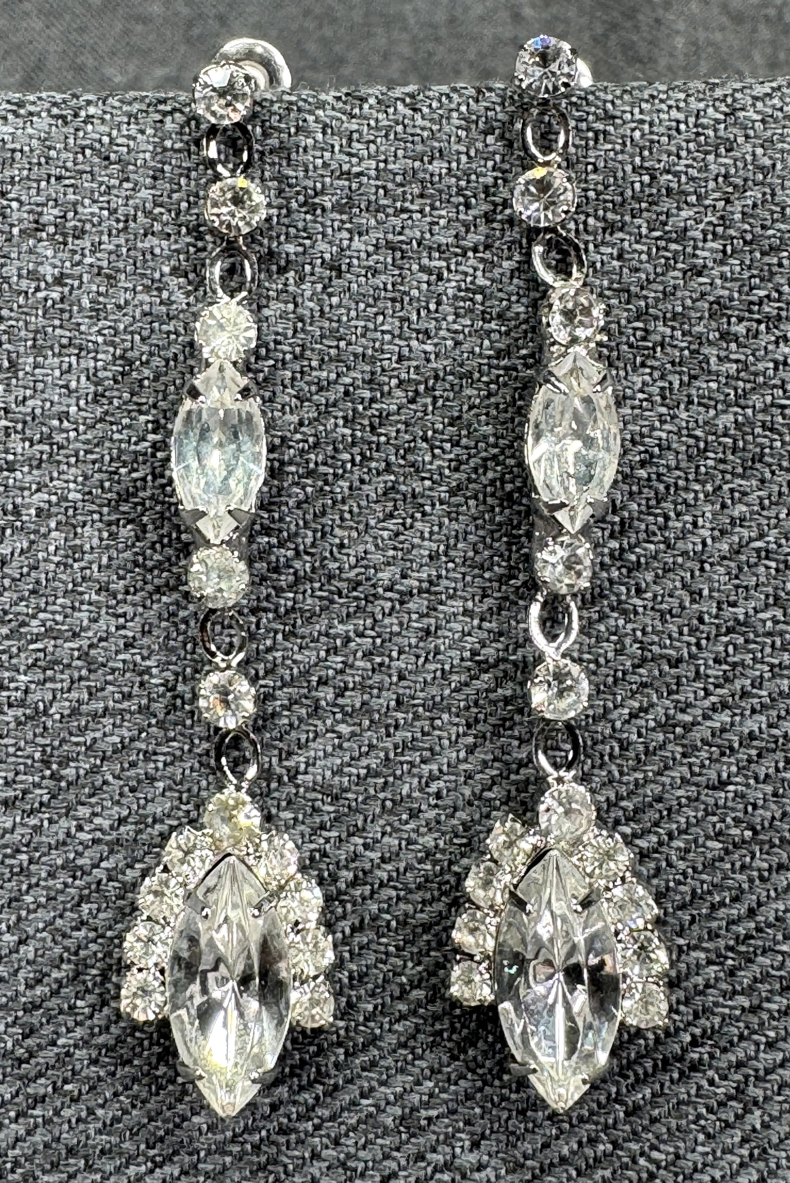Vintage Clear Crystal Long Drop Dangle Stud Earrings. Silver-tone. *J: Vintage Clear Crystal Long Drop Dangle Stud Earrings. Silver-tone. Unmarked. For measures please refer to the pictures taken with a measuring tape. Weight: 8 Grams IN HOUSE FLAT SHIPPING & HANDLING CO