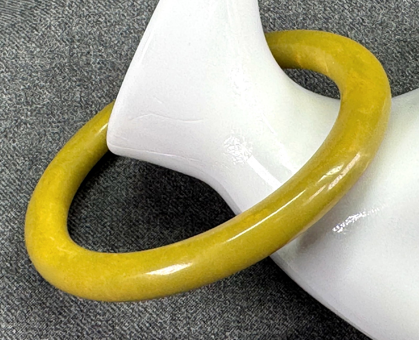 Vintage Marbled Avocado Green & Yellow Bakelite Bangle Bracelet. *J: Vintage Marbled Avocado Green & Yellow Bakelite Bangle Bracelet. Unmarked. For measures please refer to the pictures taken with a measuring tape. Weight: 21 Grams. IN HOUSE FLAT SHIPPING & HANDLING CO