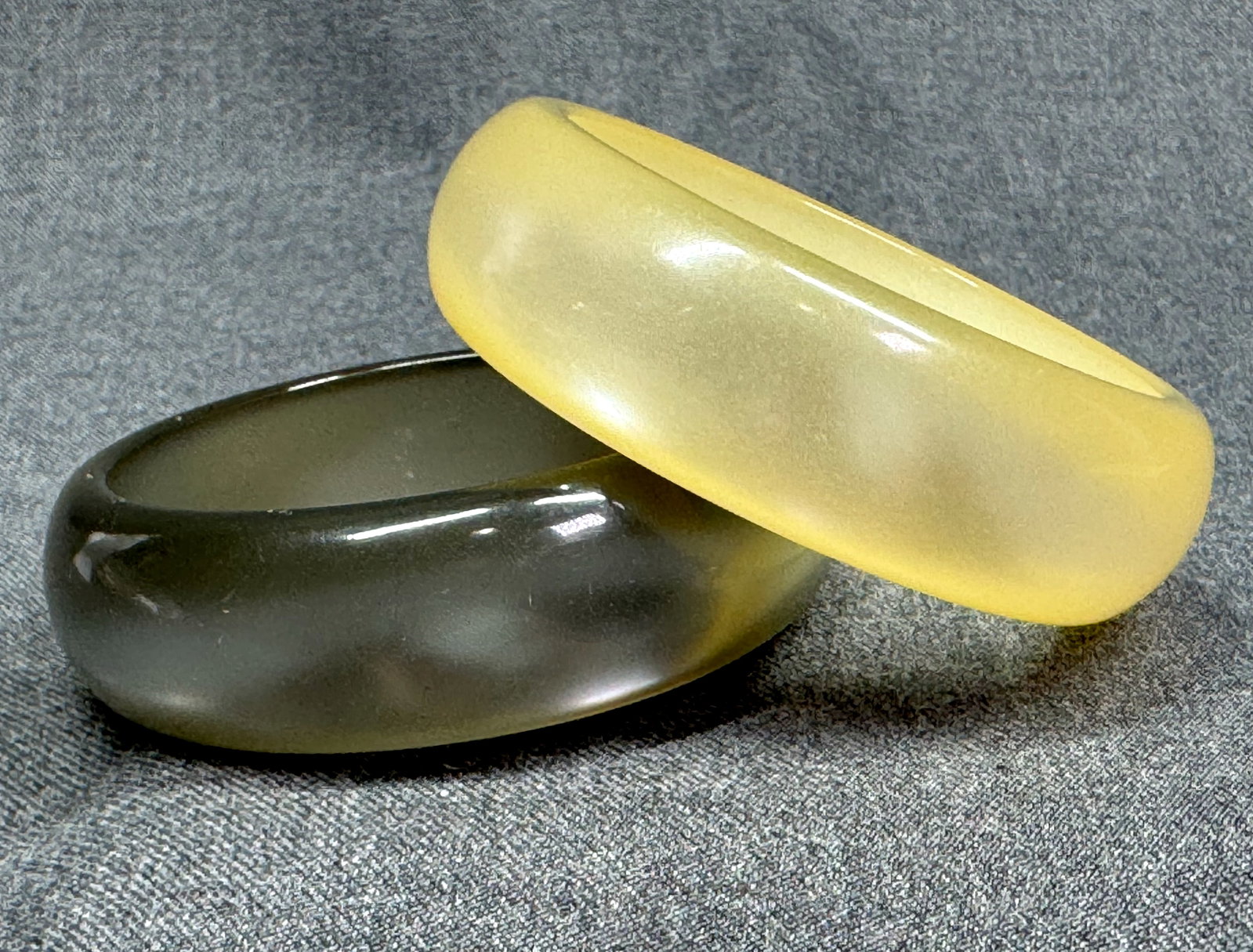 Vintage Moonglow Style Chunky Bangle Bracelets. Lot of 2 . *J: Vintage Moonglow Style Chunky Bangle Bracelets. Lot of 2 . Unmarked. For measures please refer to the pictures taken with a measuring tape. Weight: 94 Grams. IN HOUSE FLAT SHIPPING & HANDLING COST WIT
