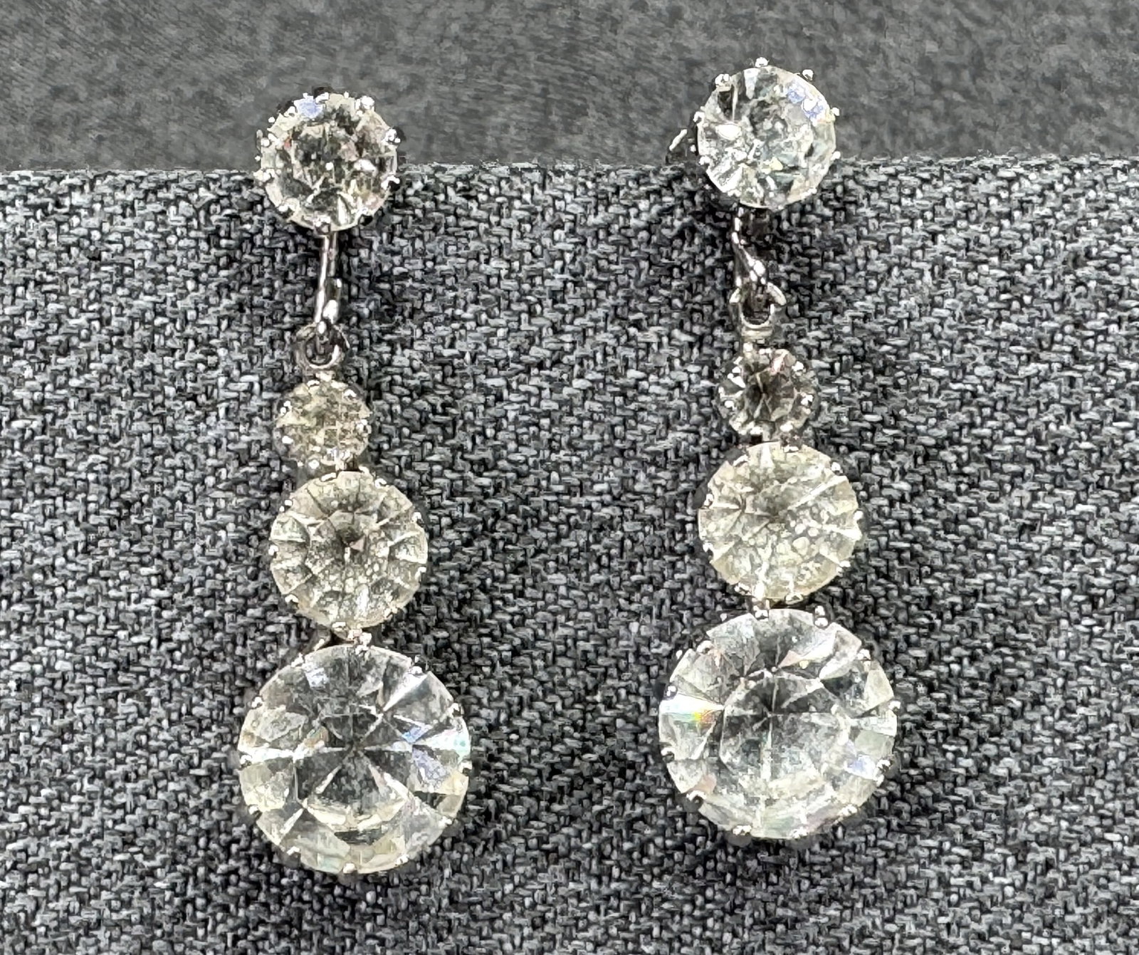 Vintage Juliana Style Clear Crystals Graduated Drop Stud Earrings. *J: Vintage Juliana Style Clear Crystals Graduated Drop Stud Earrings. Silver-tone. Unmarked. For measures please refer to the pictures taken with a measuring tape. Weight: 22 Grams. IN HOUSE FLAT SHIPPIN