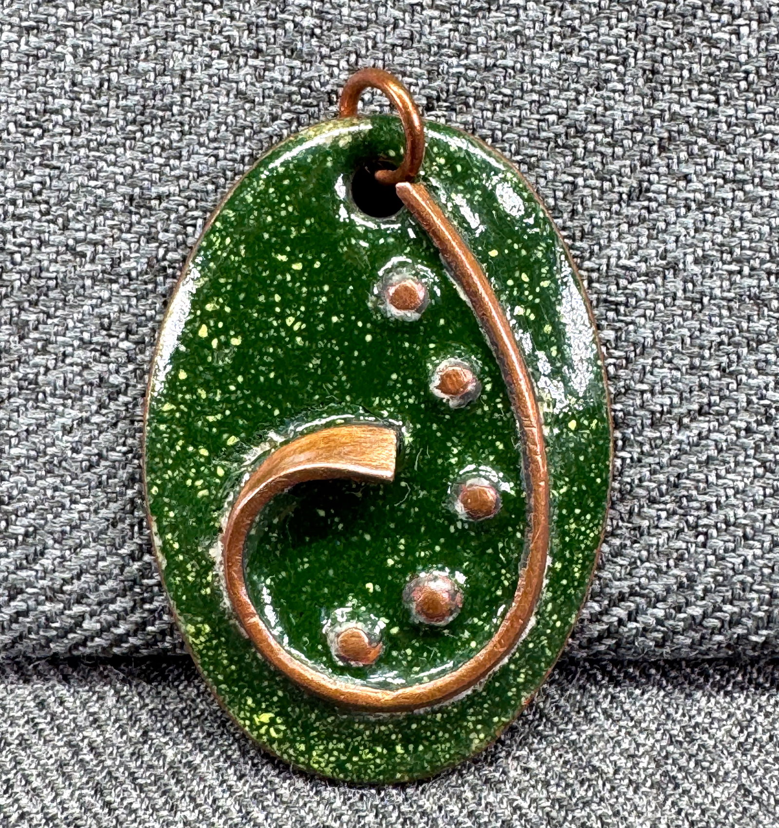 Vintage MCM Modernist Enamel on Copper Pendant. Green Abstract Art. *J: Vintage MCM Modernist Enamel on Copper Pendant. Green Abstract Art. Unmarked. For measures please refer to the pictures taken with a measuring tape. Weight: 10 Grams. IN HOUSE FLAT SHIPPING & HANDLING