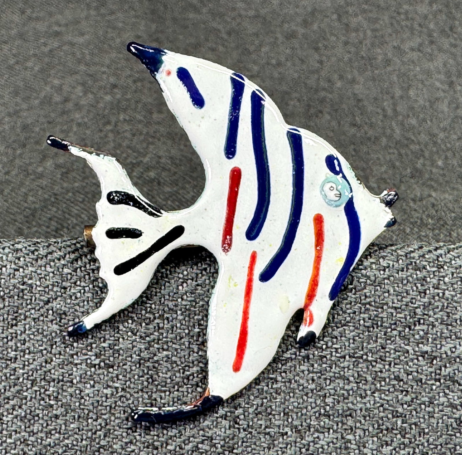 Vintage MCM Modernist Enamel on Copper Angel Fish Brooch Pin . *J: Vintage MCM Modernist Enamel on Copper Angel Fish Brooch Pin . Unmarked. For measures please refer to the pictures taken with a measuring tape. Weight: 9 Grams. IN HOUSE FLAT SHIPPING & HANDLING COST 