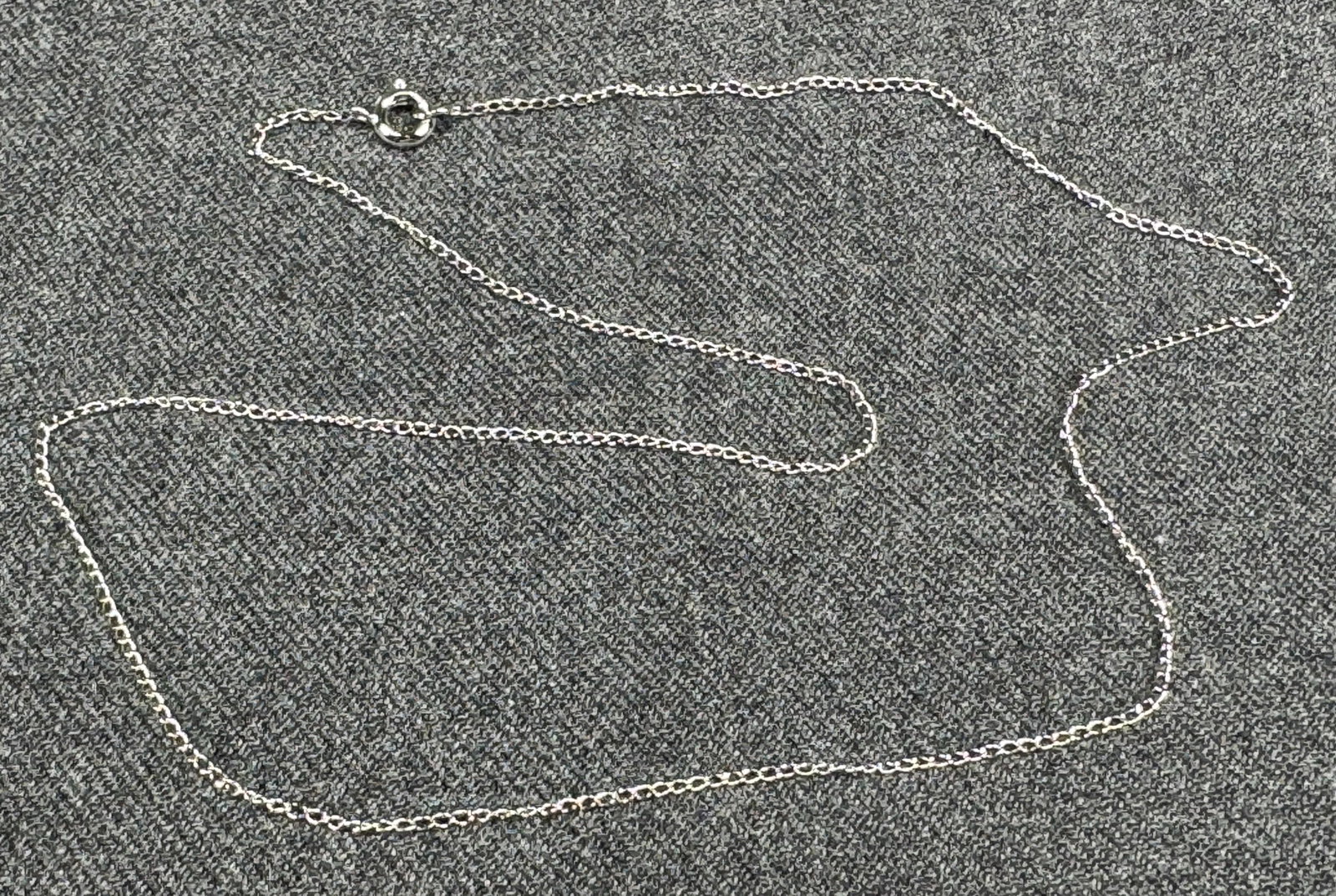 Vintage Rhodium Plated Sterling Silver Cable Chain Necklace. *J: Vintage Rhodium Plated Sterling Silver Cable Chain Necklace. . Marked. For measures please refer to the pictures taken with a measuring tape. Weight: 0.72 Grams. IN HOUSE FLAT SHIPPING & HANDLING COST