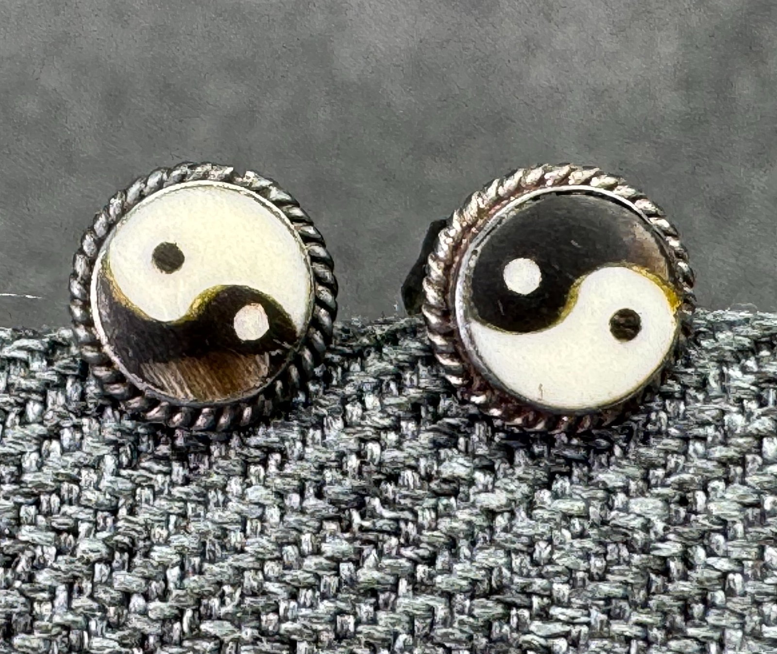 Vintage 1980s Sterling Silver Balinese Yin Yang Rope Stud Earrings. Bone / Horn *j: Vintage 1980s Sterling Silver Balinese Yin Yang Rope Stud Earrings. Bone / Horn. Unmarked. For measures please refer to the pictures taken with a measuring tape. Weight: 1.10 Grams. IN HOUSE FLAT SHIP