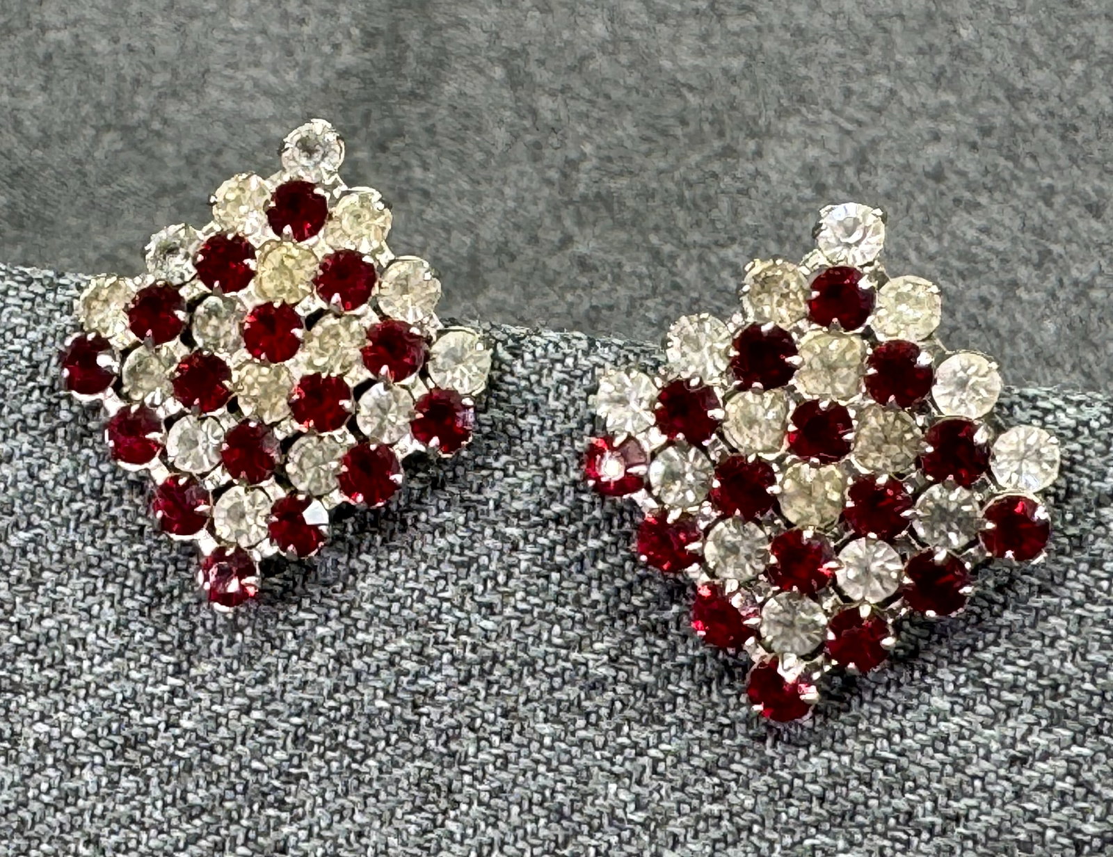 Vintage Ruby Red Clear Rhinestone Checkerboard Square Post Earrings. *j: Vintage Ruby Red Clear Rhinestone Checkerboard Square Post Earrings. Prong set. Unmarked. For measures please refer to the pictures taken with a measuring tape. Weight: 4 Grams. IN HOUSE FLAT SHIPPING