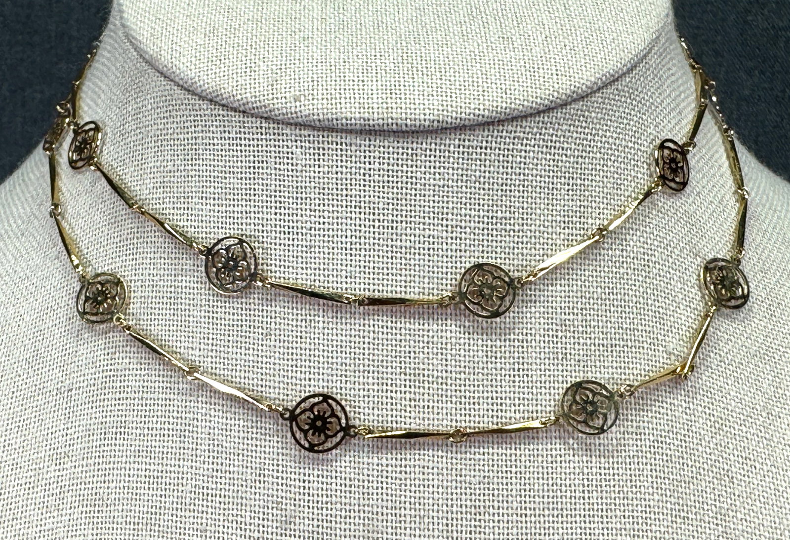 Vintage 1979 Avon Flowerlace Gold-tone Station Chain Necklace. *j: Vintage 1979 Avon Flowerlace Gold-tone Station Chain Necklace. Marked. For measures please refer to the pictures taken with a measuring tape. Weight: 5 Grams. IN HOUSE FLAT SHIPPING & HANDLING COST WI