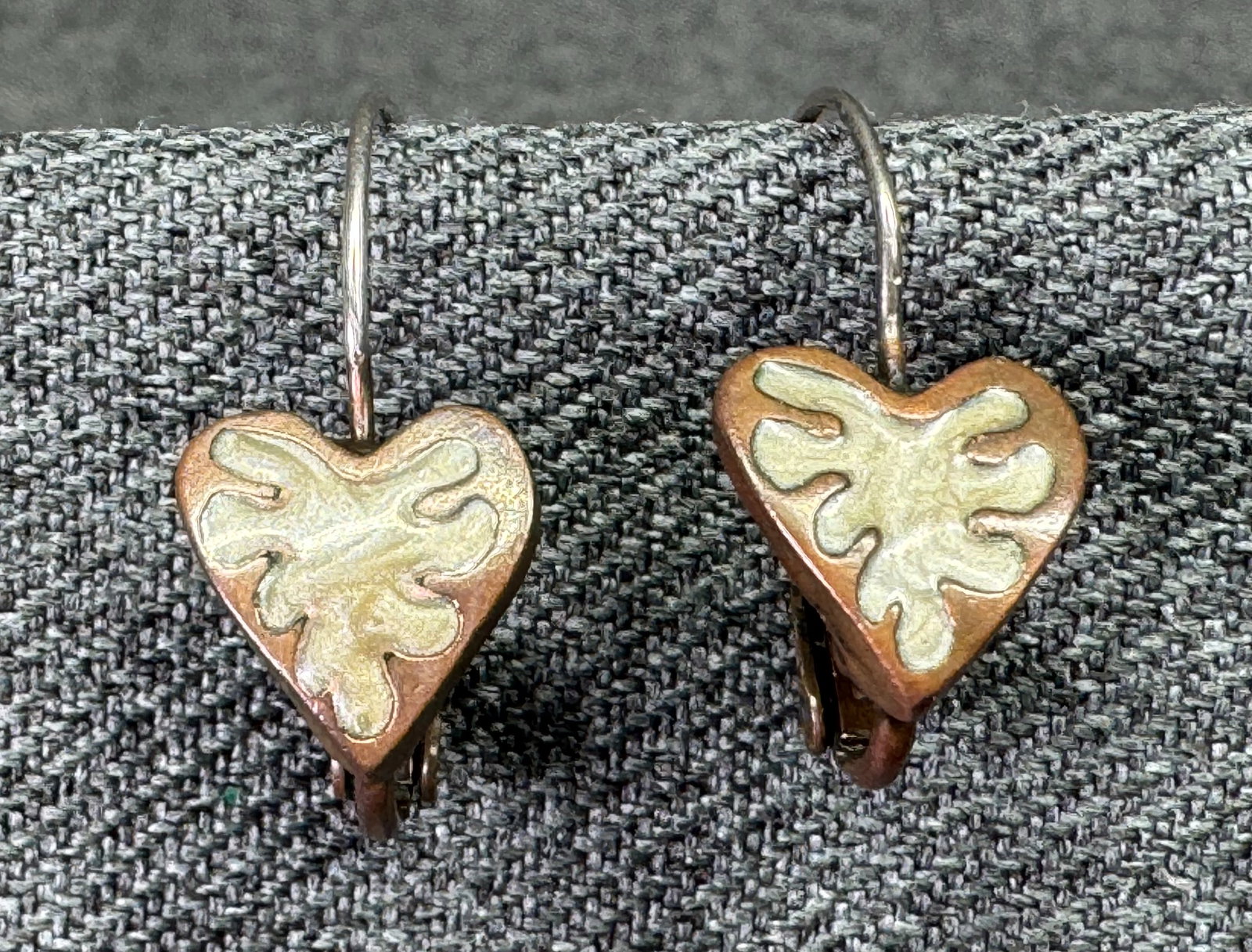 Vintage Liz Claiborne Copper-tone Enamel Heart Drop Earrings. *j: Vintage Liz Claiborne Copper-tone Enamel Heart Drop Earrings. Marked LC. For measures please refer to the pictures taken with a measuring tape. Weight: 3Grams. IN HOUSE FLAT SHIPPING & HANDLING COST W
