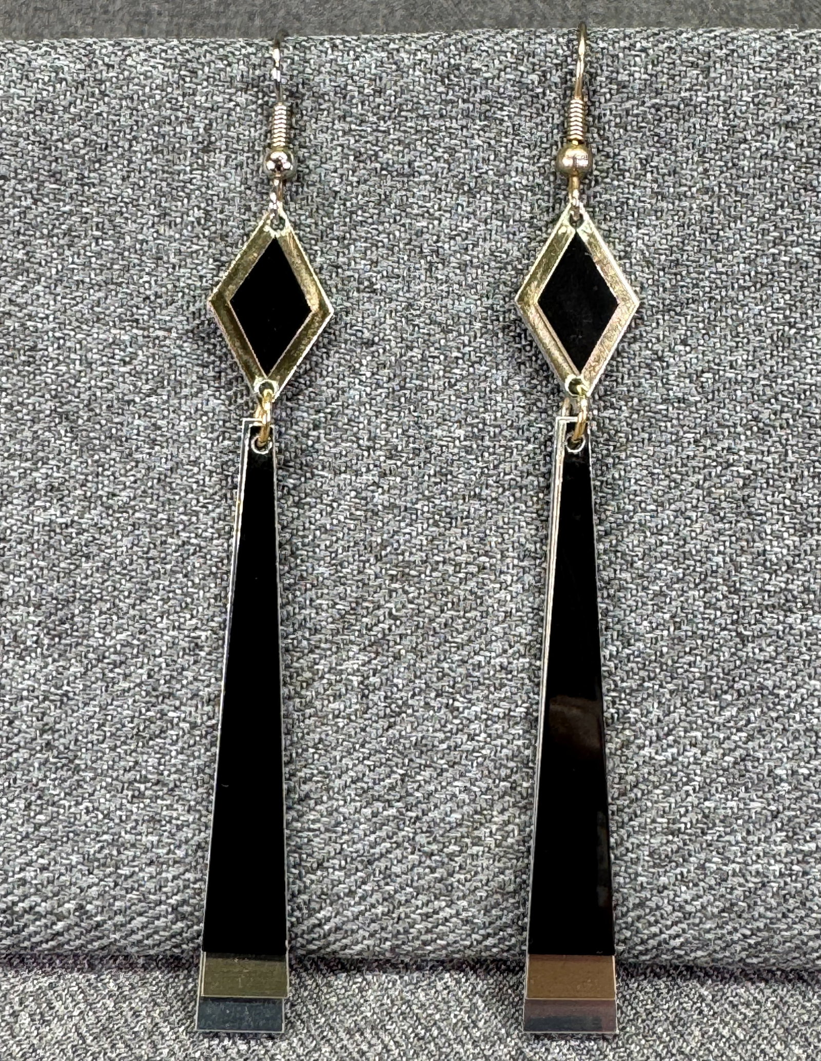 Vintage Artisan Art Deco Style Kinetic Fan Dangle Aluminum Earrings. *j: Vintage Artisan Art Deco Style Kinetic Fan Dangle Aluminum Earrings. Unmarked. For measures please refer to the pictures taken with a measuring tape. Weight: 5 Grams. IN HOUSE FLAT SHIPPING & HANDLING