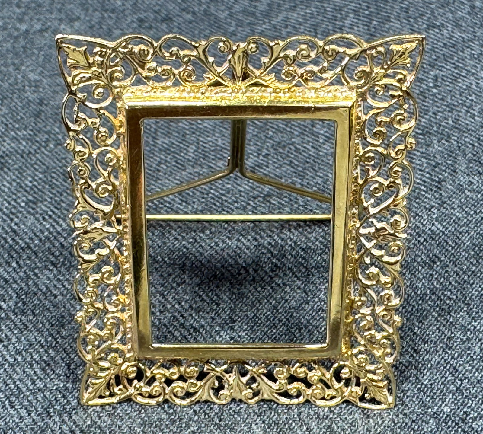 Vintage 18K solid gold miniature filigree picture frame. 10.34 Grams. *g: Vintage 18K solid gold miniature filigree picture frame self stand with easel. Marked K18 and above a maker mark CL? . For measures please refer to the pictures taken with a measuring tape. Weight: 10