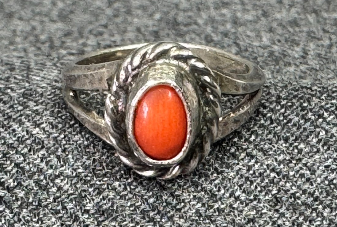 Vintage Navajo Sterling Silver Orange Spiny Oyster Shell Ring *g: Vintage Navajo Sterling Silver Orange Spiny Oyster Shell Split-Shank Ring Unmarked. For measures please refer to the pictures taken with a measuring tape. Weight: 1.79 Grams. IN HOUSE FLAT SHIPPING & 
