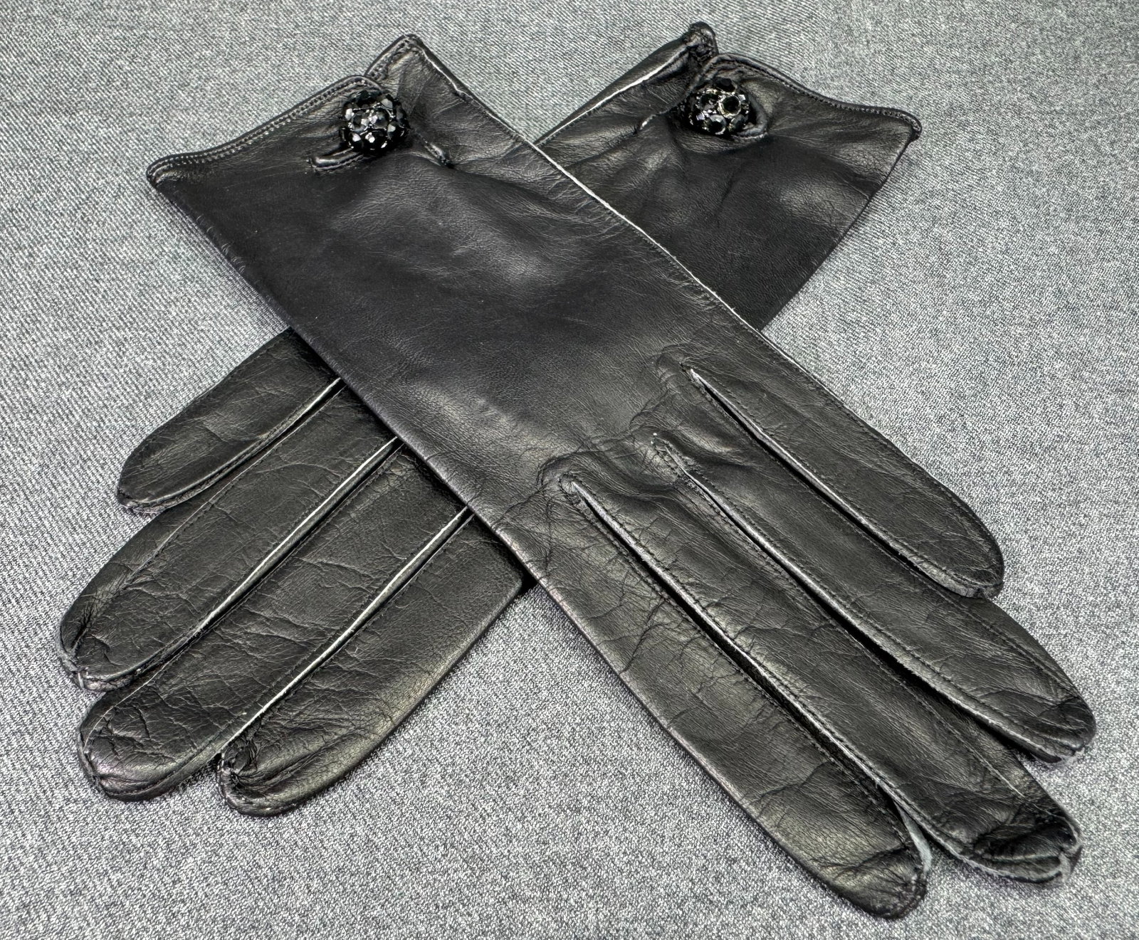 Vintage Kay Fuchs Black Leather Gloves. Rhinestone Bead Button. Unused. *i: Vintage Kay Fuchs Black Leather Gloves. Rhinestone Bead Button. Unused. Size 6 1/2. Marked. For measures please refer to the pictures taken with a measuring tape. Weight: 20 Grams. IN HOUSE FLAT SHIPP