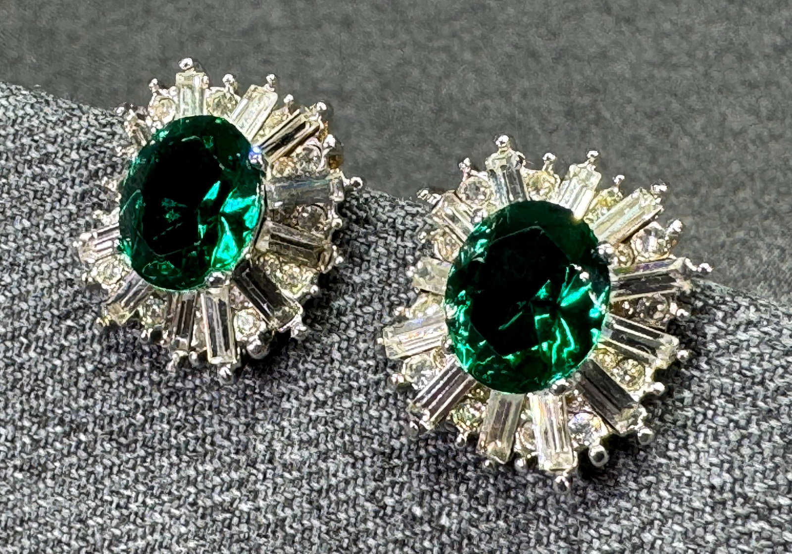 Vintage Ballerina Tutu Halo Clip On Earrings. Green & clear Crystals. Two-Tone. *i: Vintage Ballerina Tutu Halo Clip On Earrings. Green & clear Crystals. Two-Tone. Unmarked. For measures please refer to the pictures taken with a measuring tape. Weight: 10 Grams. IN HOUSE FLAT SHIPPIN