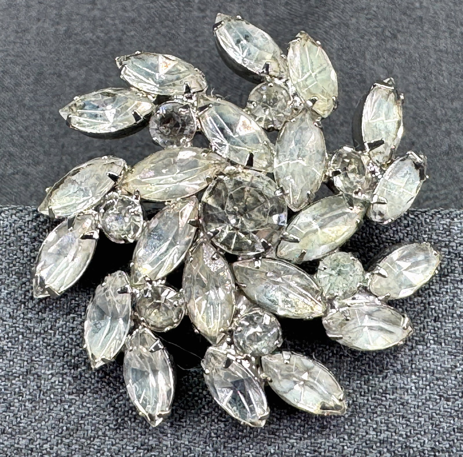 Vintage Juliana layered starburst flower cluster brooch. Crystals, silver-toned. *i: Vintage Juliana layered starburst flower cluster brooch. Crystals, silver-toned. Unmarked For measures please refer to the pictures taken with a measuring tape. Weight: 27 Grams. IN HOUSE FLAT SHIPPIN