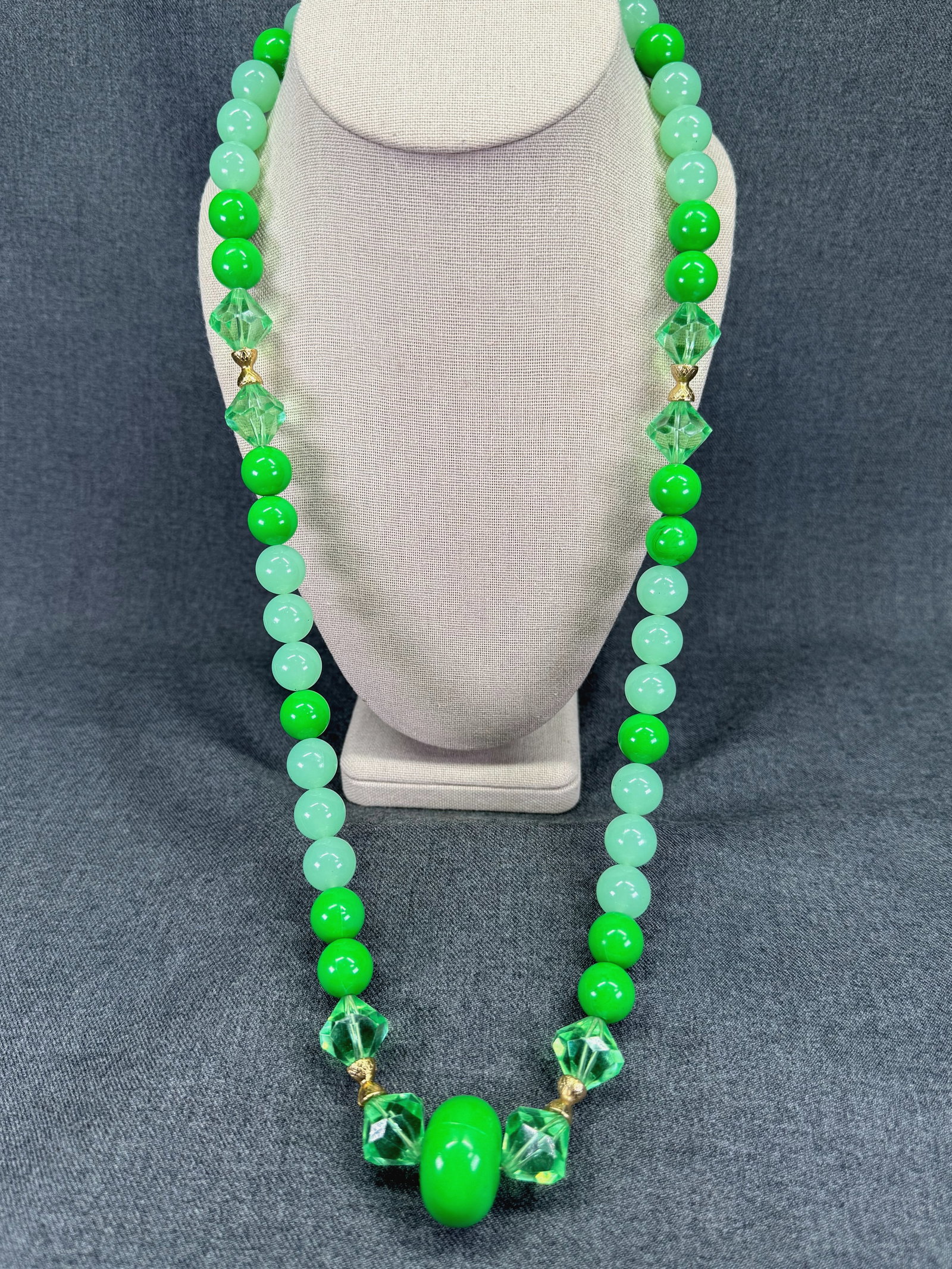Vintage 1960s Multi-Shade Green Lucite Beaded Necklace with Gold Spacers. *i: Vintage 1960s Multi-Shade Green Lucite Beaded Necklace with Gold Spacers. Unmarked. For measures please refer to the pictures taken with a measuring tape. Weight: 72 Grams. IN HOUSE FLAT SHIPPING & HA