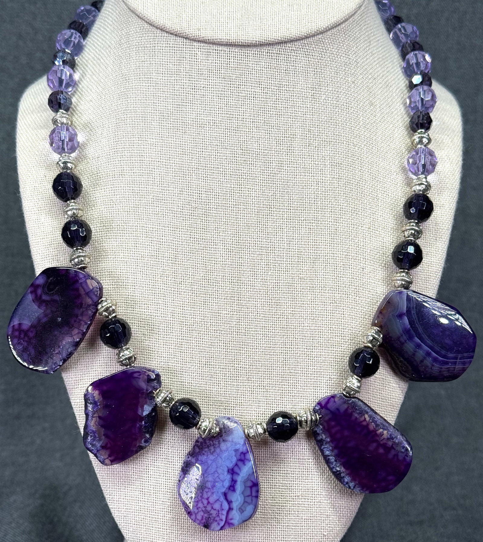 Artisan purple agate slices, crystal, metal necklace. Hand beaded. *e: Artisan purple agate slices, crystal, metal necklace. Hand beaded. Magnetic clasp. Unmarked. For measures please refer to the pictures that were taken with a measuring tape. Weight: 80 Grams. IN HOUSE