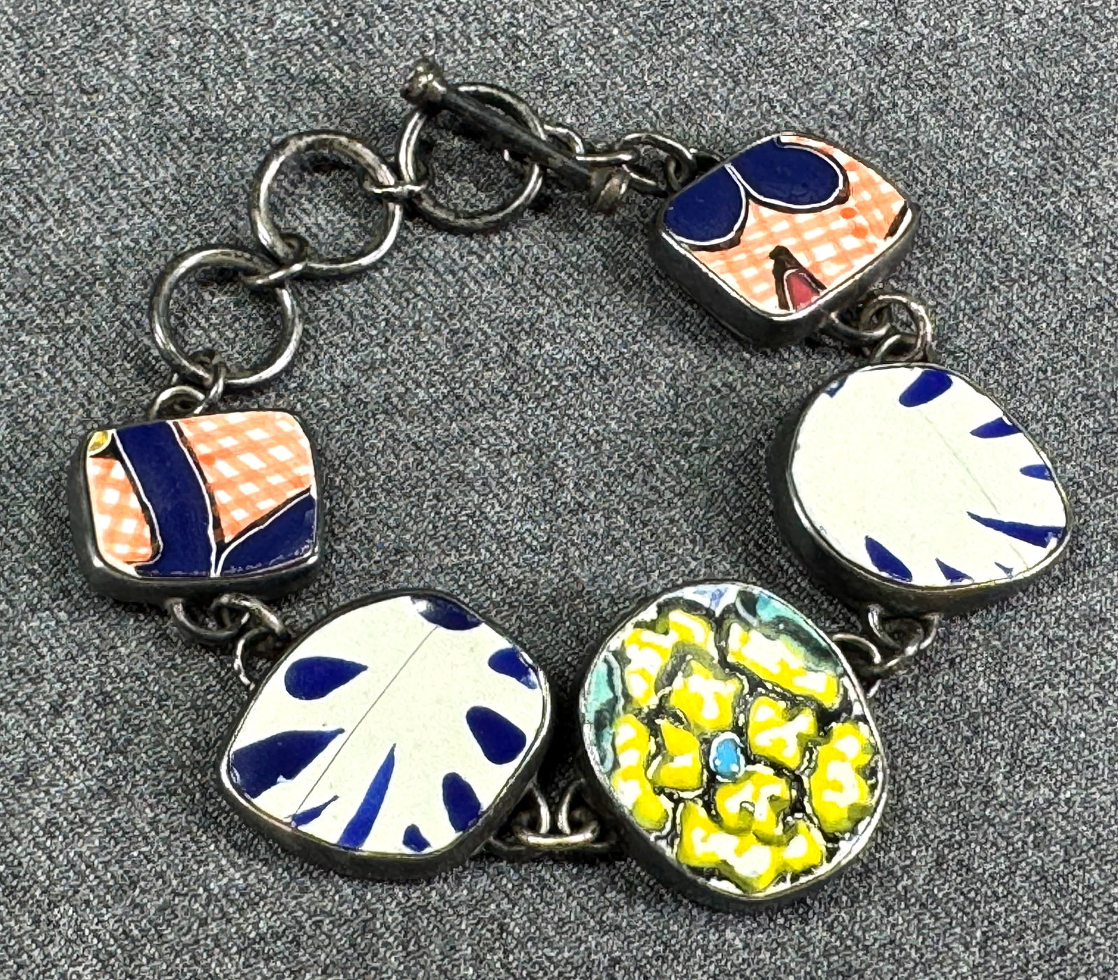 Vintage artsy pottery setting in sterling silver panels bracelet: IN HOUSE FLAT SHIPPING & HANDLING COST WITHIN ALL THE U.S. : $7 To bypass LiveShipping, and use our In-House shipping service for $7 or shipping combined for multiple lots, please select “Arrang