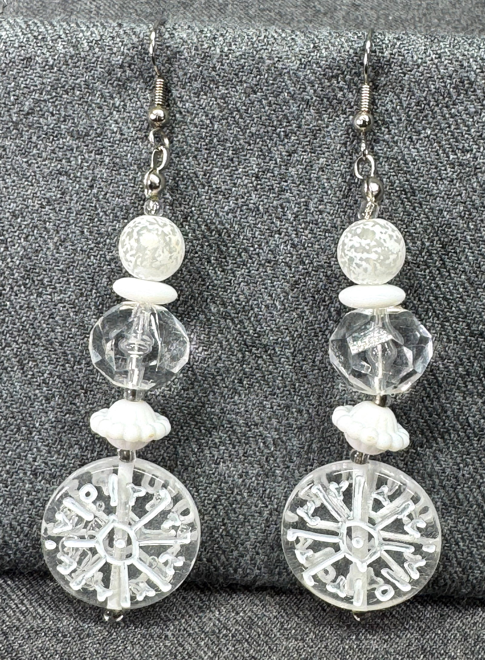 Vintage clear & white plastic beads dangle hook earrings #a: Vintage clear & white plastic beads dangle silver-toned hook earrings. Unmarked. For measures please refer to the pictures taken with a measuring tape. Weight: 12 Grams. IN HOUSE FLAT SHIPPING & HANDL
