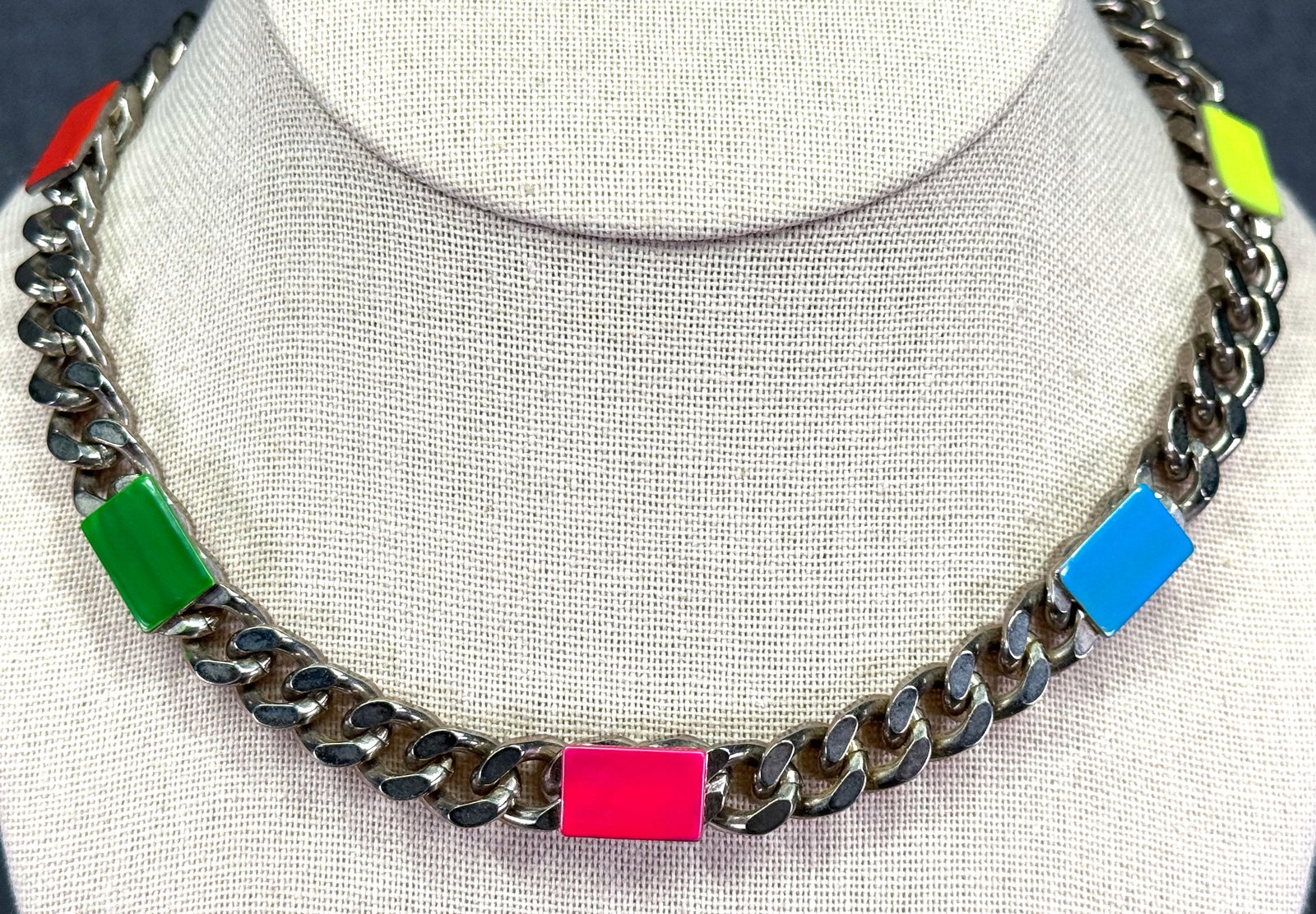 Vintage color enamel station collar necklace. Silver-toned Cuban chain. *e: Vintage color enamel station collar necklace. Silver-toned Cuban chain. Unmarked. For measures please refer to the pictures that were taken with a measuring tape. Weight:77 Grams. IN HOUSE FLAT SHIPPI
