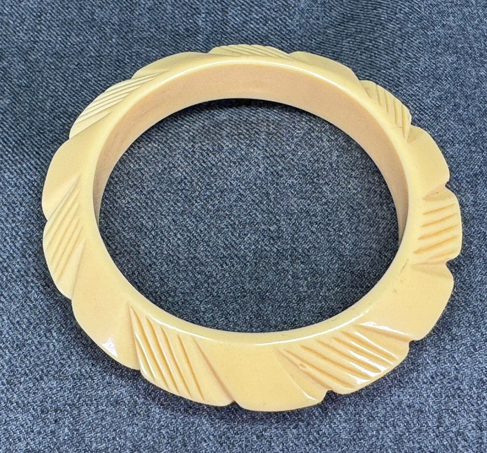 Vintage carved light beige plastic bracelet bangle: IN HOUSE FLAT SHIPPING & HANDLING COST WITHIN ALL THE U.S. : $7 To bypass LiveShipping, and use our In-House shipping service for $7 or shipping combined for multiple lots, please select “Arrang