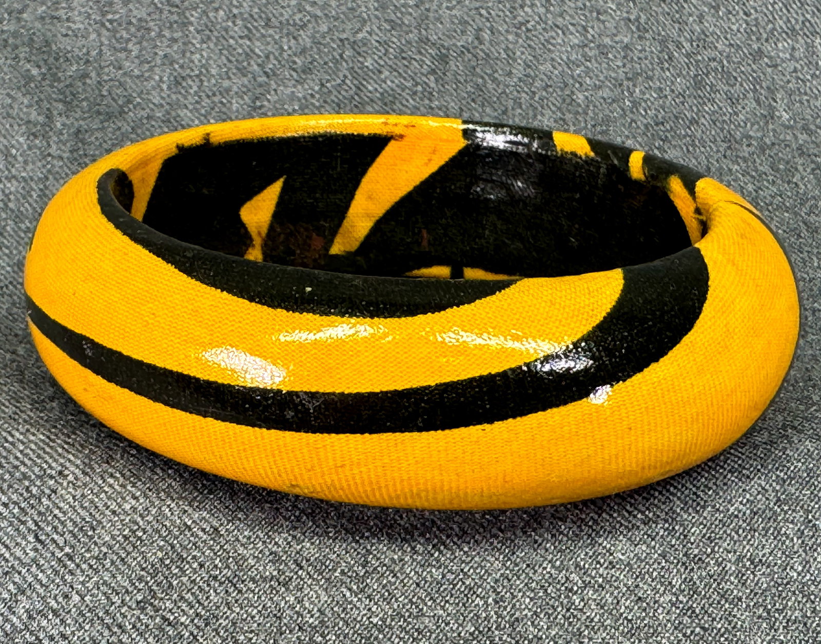 Vintage black & yellow lined in fabric bracelet bangle #a: Vintage black & yellow lined in fabric bracelet bangle. Unmarked. For measures please refer to the pictures taken with a measuring tape. Weight: 27 Grams. IN HOUSE FLAT SHIPPING & HANDLING COST WITHIN