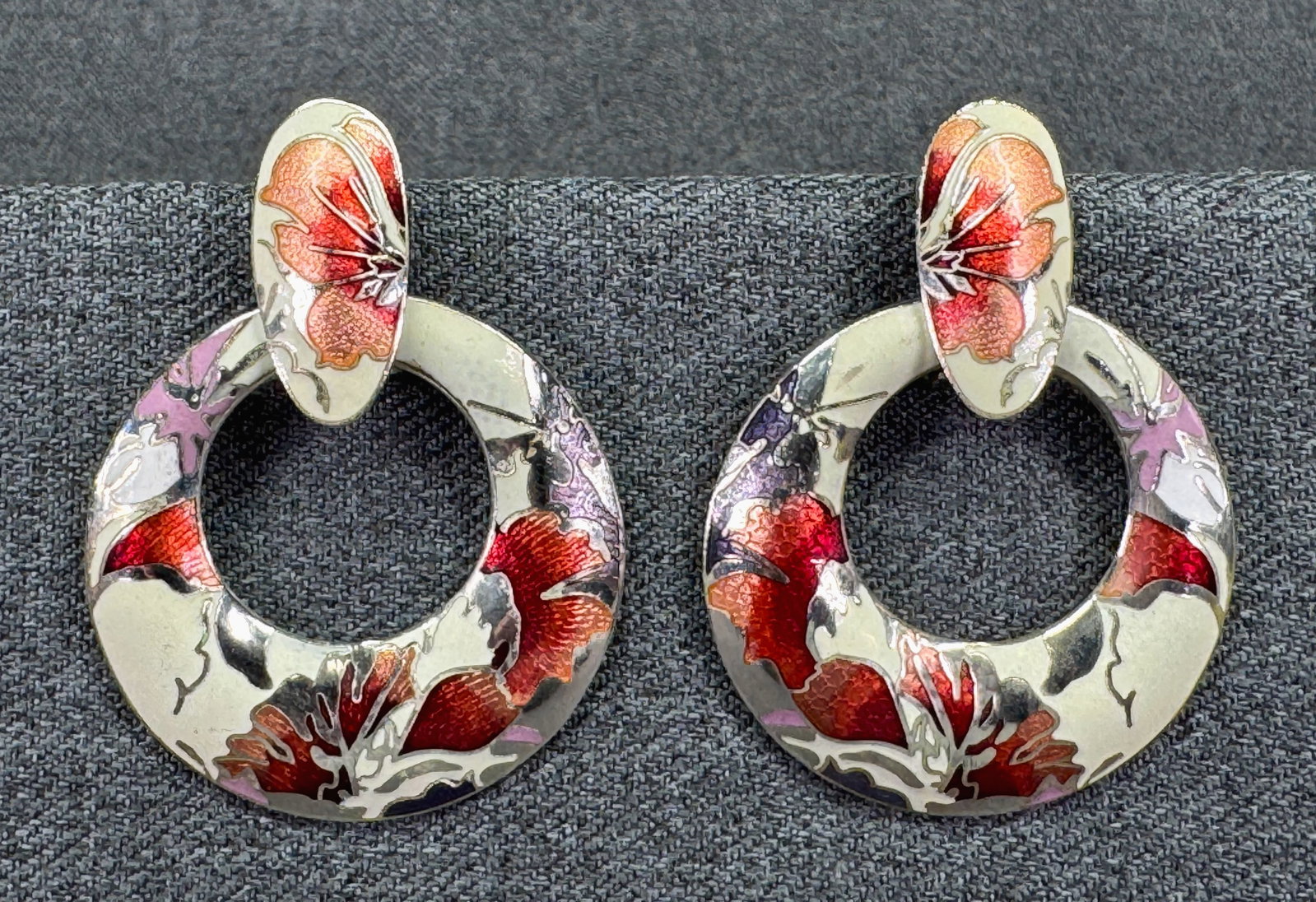 Vintage 1980s Cloisonné Enamel Floral Detachable Door Knocker Hoop Earrings. *i: Vintage 1980s Cloisonné Enamel Floral Detachable Door Knocker Hoop Earrings. Unmarked. For measures please refer to the pictures taken with a measuring tape. Weight: 247 Grams. IN HOUSE FLAT SHIP