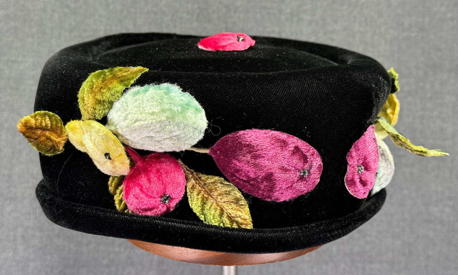 Vintage black velvet pill box hat with fruits & leaves appliques: IN HOUSE FLAT SHIPPING & HANDLING COST WITHIN ALL THE U.S. : $10 To bypass LiveShipping, and use our In-House shipping service for $10 or shipping combined for multiple lots, please select “Arra