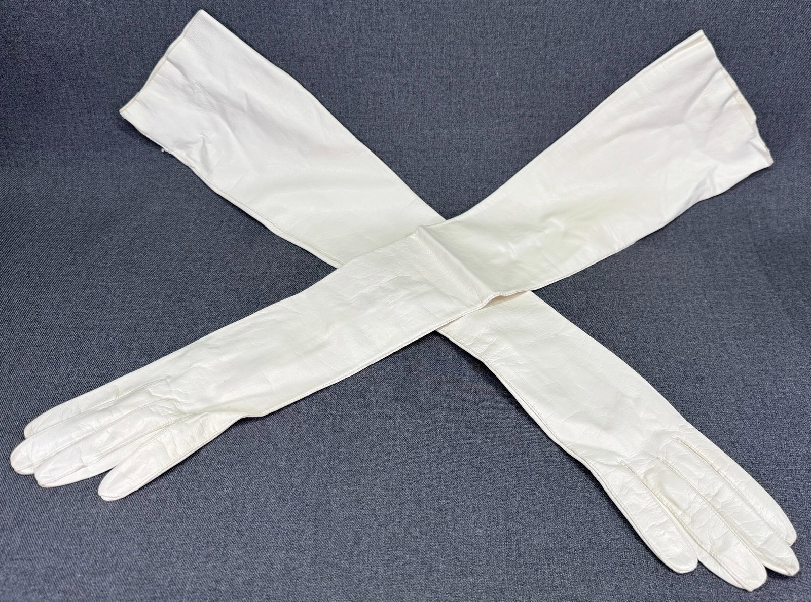 Vintage Belgian Viola Weinberger real kid leather opera gloves . 22" long. Size 7 *a: Vintage Belgian Viola Weinberger real kid leather opera gloves. 22 inches long. Size 7. Washable. Pearly buttons. Marked For measures please refer to the pictures taken with a measuring tape. Weight: 