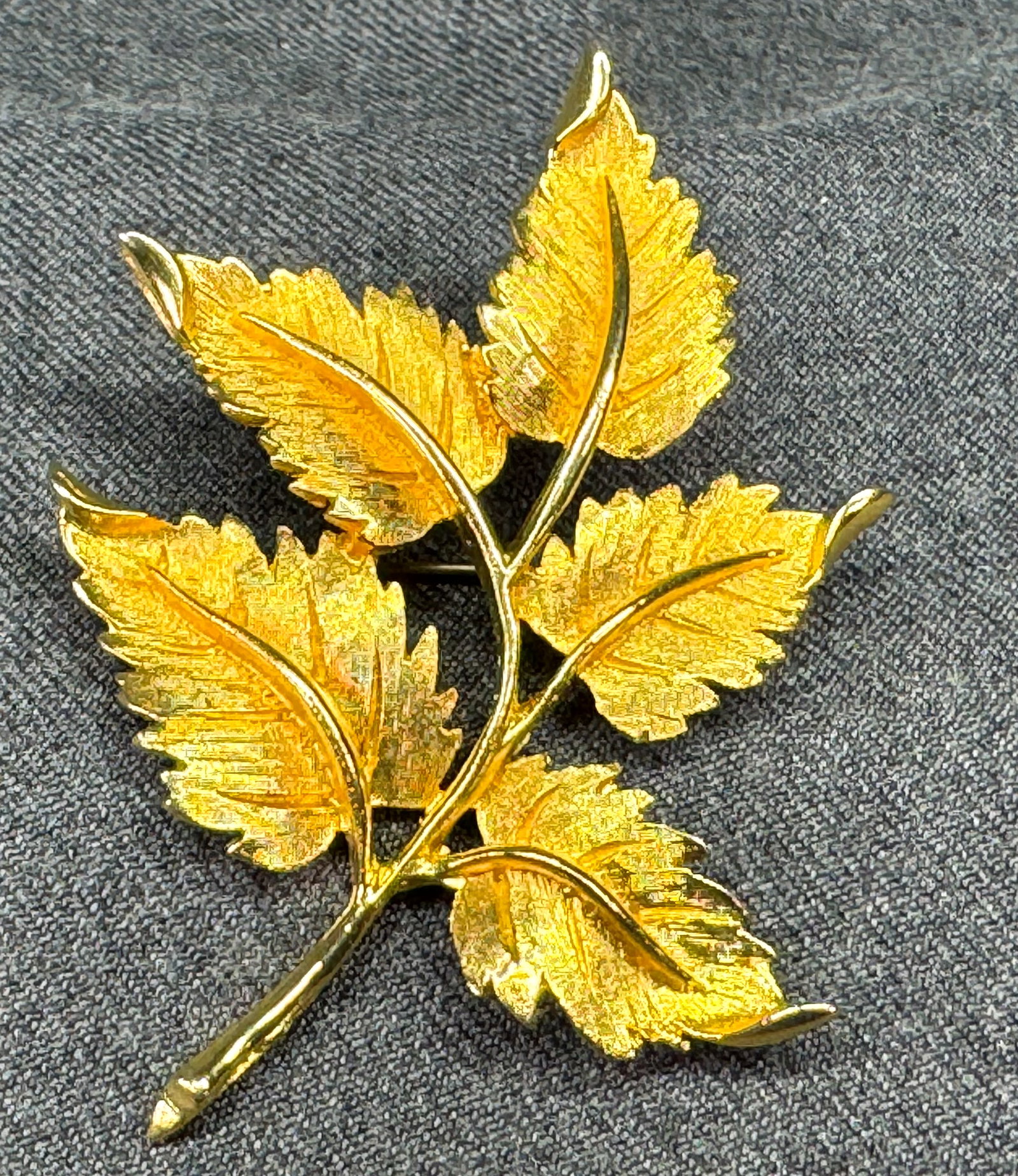 Vintage Trifari style brushed gold-toned leaves brooch pin. *a: Vintage Trifari style brushed gold-toned leaves brooch pin.. Unmarked. For measures please refer to the pictures taken with a measuring tape. Weight: 15 Grams. IN HOUSE FLAT SHIPPING & HANDLING COST W