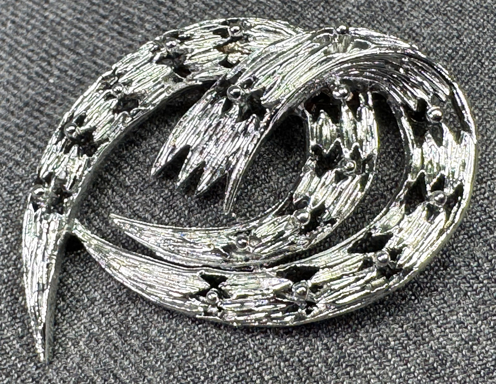 Vintage Trifari style brushed silver-toned brooch pin. *a: Vintage Trifari style brushed silver-toned brooch pin. Unmarked. For measures please refer to the pictures taken with a measuring tape. Weight: 13 Grams. IN HOUSE FLAT SHIPPING & HANDLING COST WITHIN 