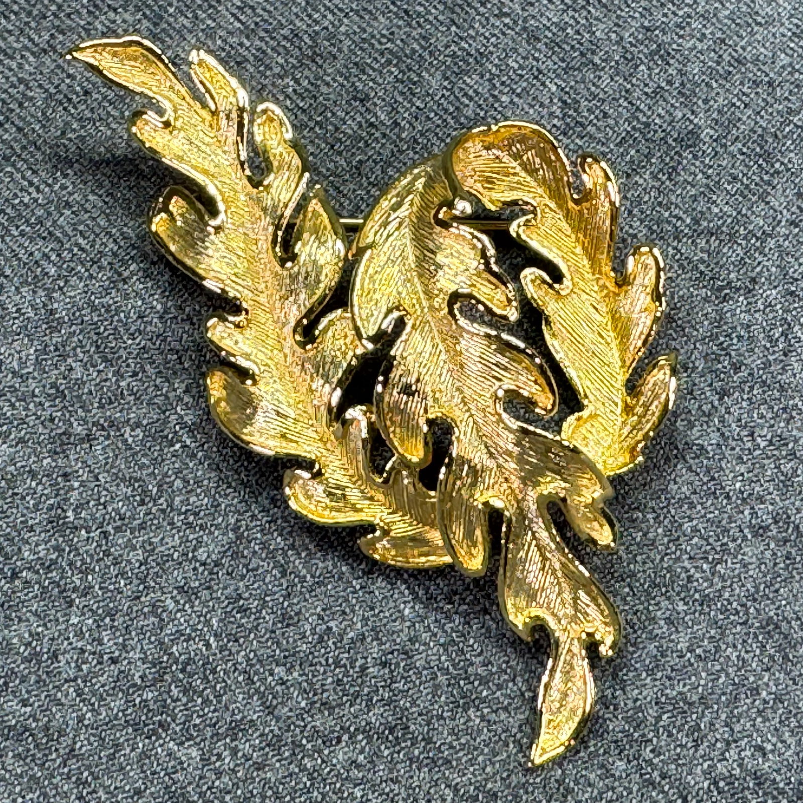 Vintage Liz Claiborne curled leaf brooch pin. Gold-toned. *e: Vintage Liz Claiborne curled leaf brooch pin. Gold-toned. Marked. For measures please refer to the pictures that were taken with a measuring tape. Weight: 19 Grams. IN HOUSE FLAT SHIPPING & HANDLING C