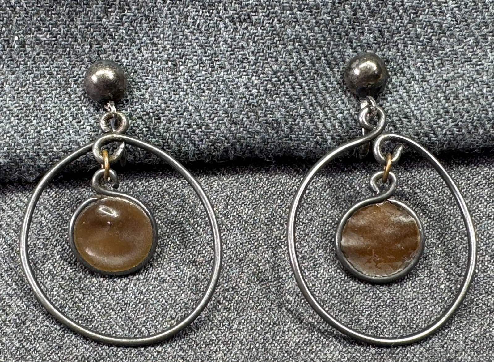 Vintage artisan crafted brown enamel silver-toned dangle clip on earrings. #a: Vintage artisan crafted brown enamel silver-toned dangle clip on earrings. Unmarked. For measures please refer to the pictures taken with a measuring tape. Weight: 6 Grams. IN HOUSE FLAT SHIPPING & HA