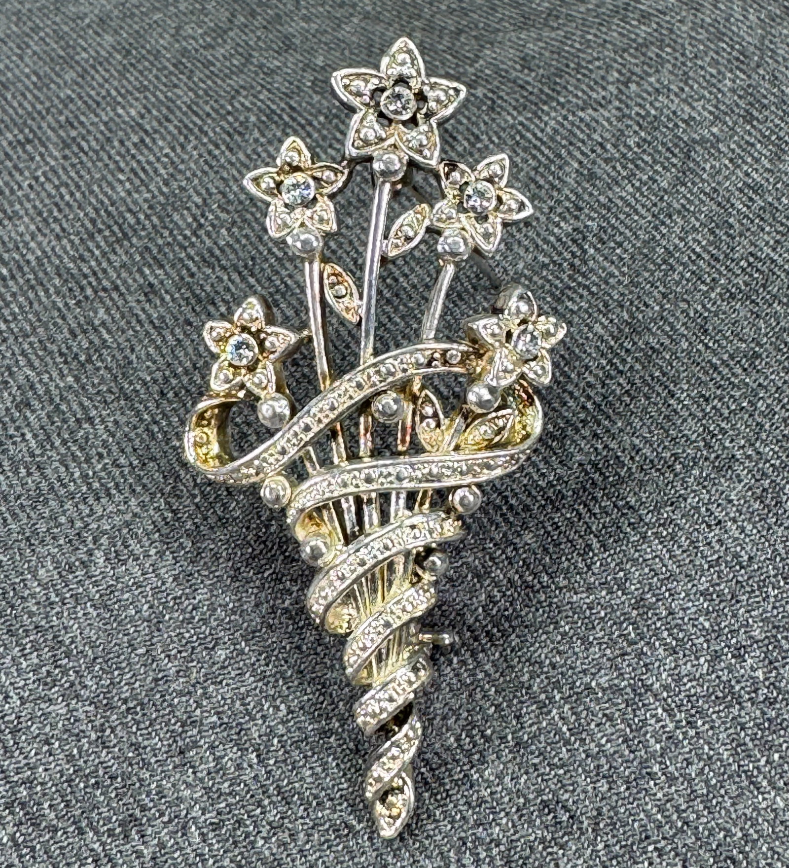 Vintage W. Lind Rhinestone Flower Bouquet Brooch.: Vintage W. Lind Rhinestone Flower Bouquet Brooch. Marked. For measures please refer to the pictures taken with a measuring tape. Weight: 7 Grams IN HOUSE FLAT SHIPPING & HANDLING COST WITHIN ALL THE U