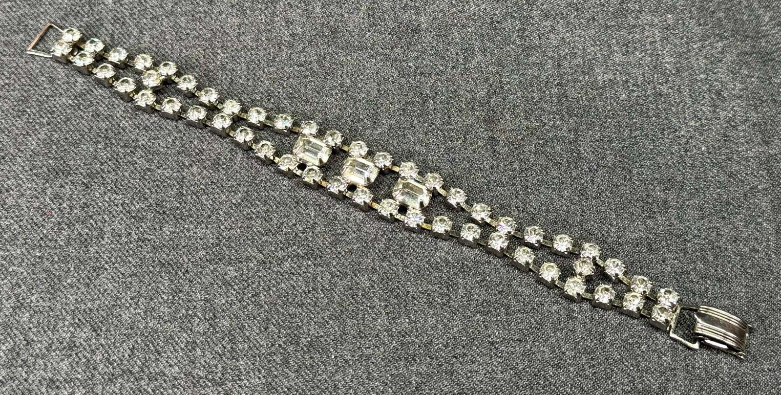 Vintage Kramer style prong set rhinestones bracelet. Silver-toned. *e: Vintage Kramer style prong set rhinestones bracelet. Silver-toned. Unmarked. For measures please refer to the pictures that were taken with a measuring tape. Weight: 15 Grams. IN HOUSE FLAT SHIPPING &