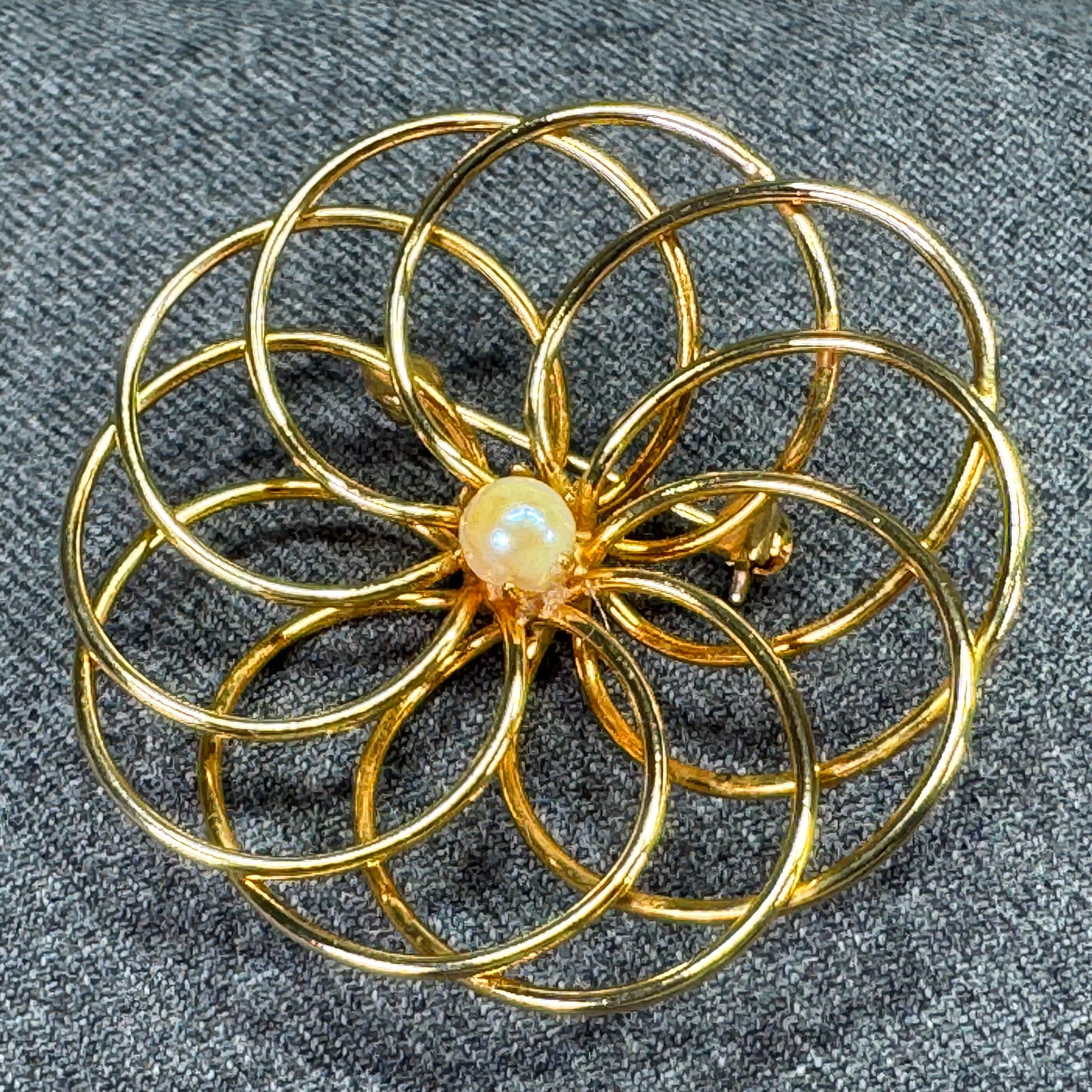 Vintage 3D spirograph spiral wire flower brooch pin. Goldr-toned, pearly bead. *e: Vintage 3D spirograph spiral wire flower brooch pin. Goldr-toned, pearly bead. Unmarked. For measures please refer to the pictures that were taken with a measuring tape. Weight: 12 Grams. For measures