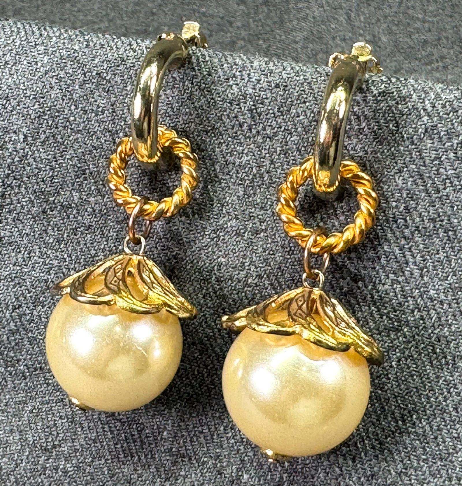 Vintage detachable pearly beads gold-toned clip earrings. *c: Vintage detachable pearly beads gold-toned clip earrings. Unmarked. For measures please refer to the pictures taken with a measuring tape. Weight: 28 Grams. IN HOUSE FLAT SHIPPING & HANDLING COST WITH