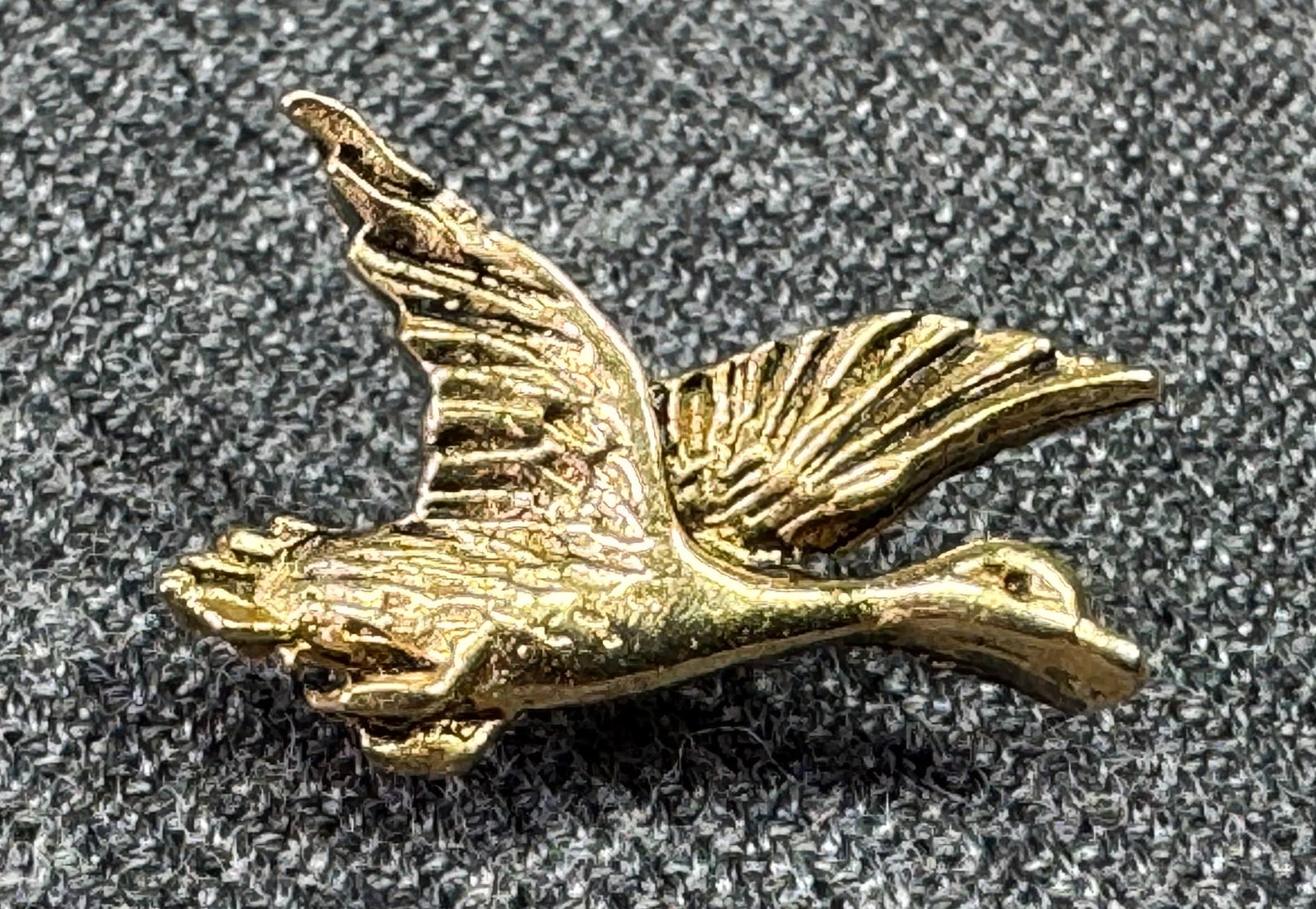 Vintage gold-toned flying duck hat lapel pin. #a: Vintage gold-toned flying duck hat lapel pin. Unmarked. For measures please refer to the pictures taken with a measuring tape. Weight: 2 Grams. IN HOUSE FLAT SHIPPING & HANDLING COST WITHIN ALL THE U.