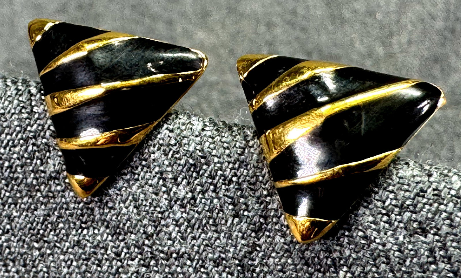 Vintage 80s Trifari style black enamel gold-toned stud earrings: IN HOUSE FLAT SHIPPING & HANDLING COST WITHIN ALL THE U.S. : $7 To bypass LiveShipping, and use our In-House shipping service for $7 or shipping combined for multiple lots, please select “Arrang