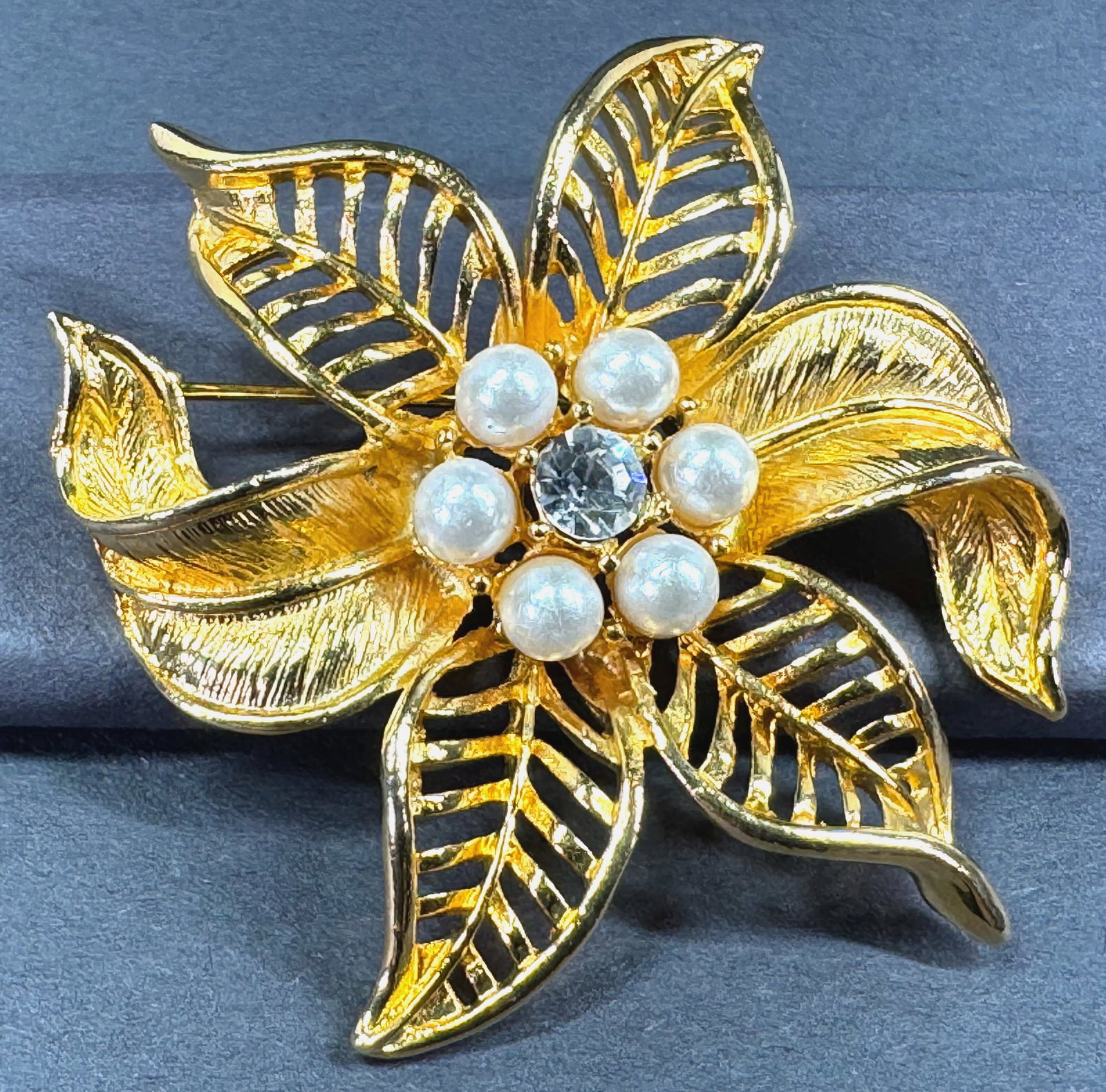 Vintage clear crystal & faux pearls goldtone metal flower pin brooch.: IN HOUSE FLAT SHIPPING & HANDLING COST WITHIN ALL THE U.S. : $7 To bypass LiveShipping, and use our In-House shipping service for $7 or shipping combined for multiple lots, please select “Arrang