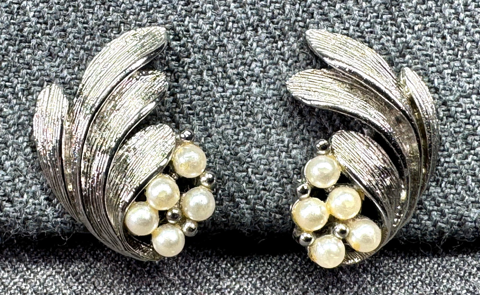 Vintage pearly beads brushed silver-toned feathers clip earrings. *a: Vintage pearly beads brushed silver-toned feathers clip earrings. Unmarked. For measures please refer to the pictures taken with a measuring tape. Weight: 10 Grams. IN HOUSE FLAT SHIPPING & HANDLING C