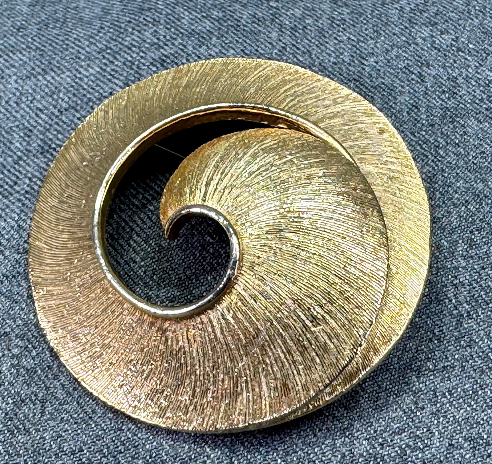 Vintage textured gold-toned spiral brooch pin. *a: Vintage textured gold-toned spiral brooch pin. Unmarked. For measures please refer to the pictures taken with a measuring tape. Weight: 31Grams. IN HOUSE FLAT SHIPPING & HANDLING COST WITHIN ALL THE U