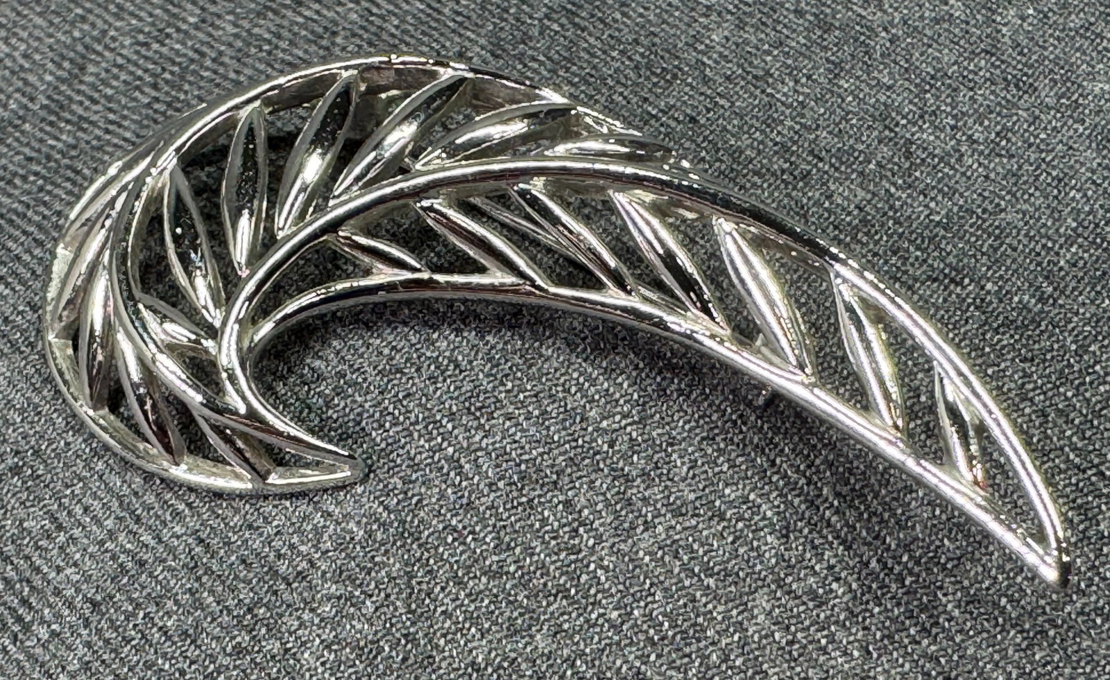Vintage silver-toned feather brooch pin. *a: Vintage silver-toned feather brooch pin.Unmarked. For measures please refer to the pictures taken with a measuring tape. Weight: 14 Grams. IN HOUSE FLAT SHIPPING & HANDLING COST WITHIN ALL THE U.S. : 